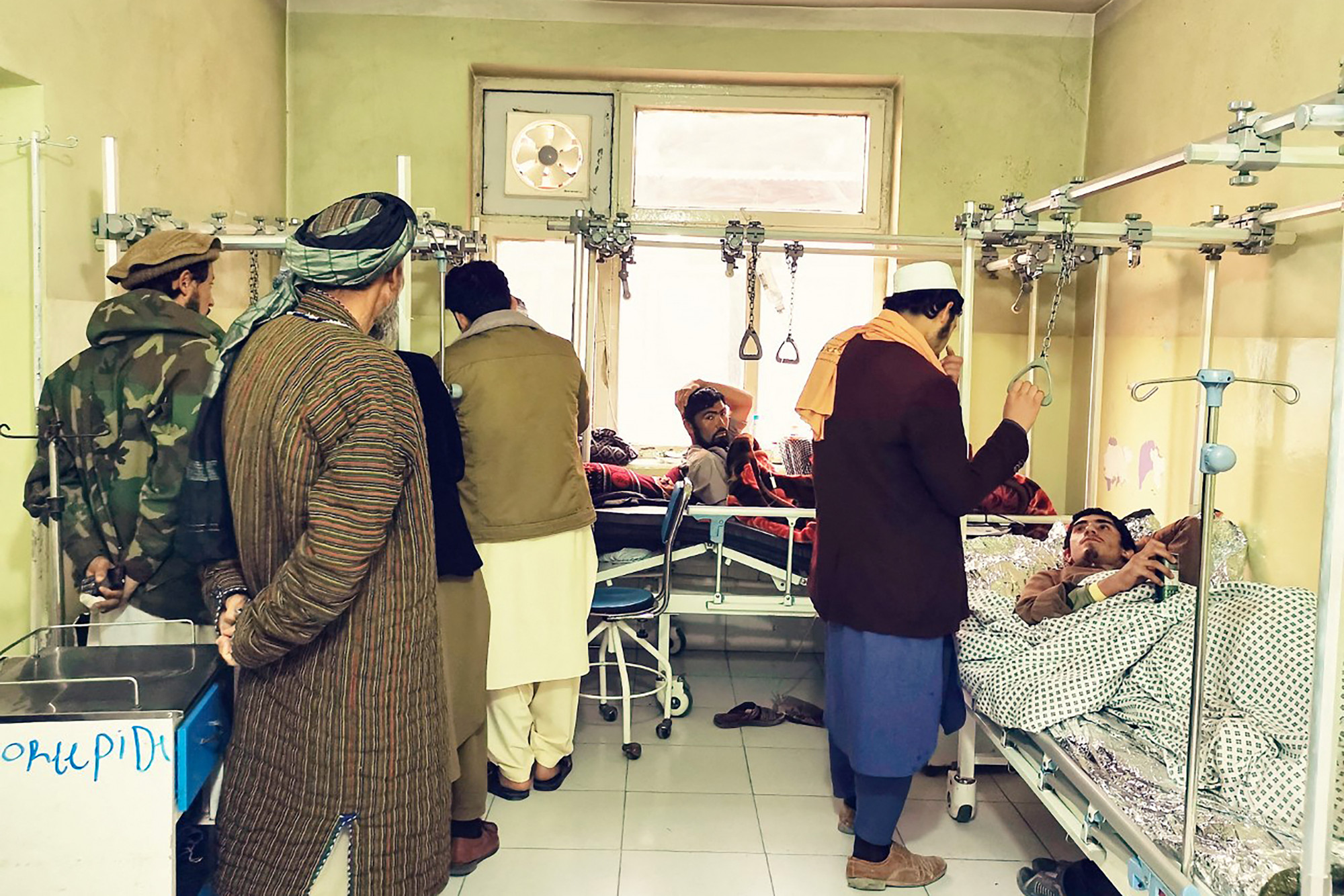 Bomba robbant egy afgán iskolában, legalább tizenheten meghaltak