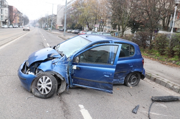 Ittasan, jogosítvány nélkül, a piroson áthajtva okozott balesetet egy budapesti férfi, majd cserben hagyta a megsérült vétlen sofőrt