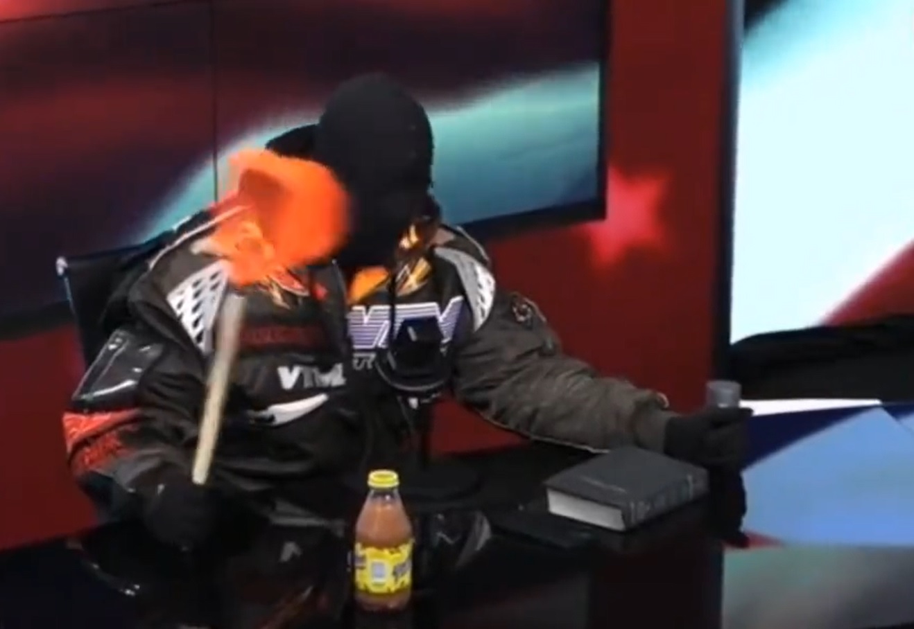 Kanye West magas hangon csipogva játssza el Netanjahut egy narancssárga hálóval és egy Yoo-hoo csokoládés itallal