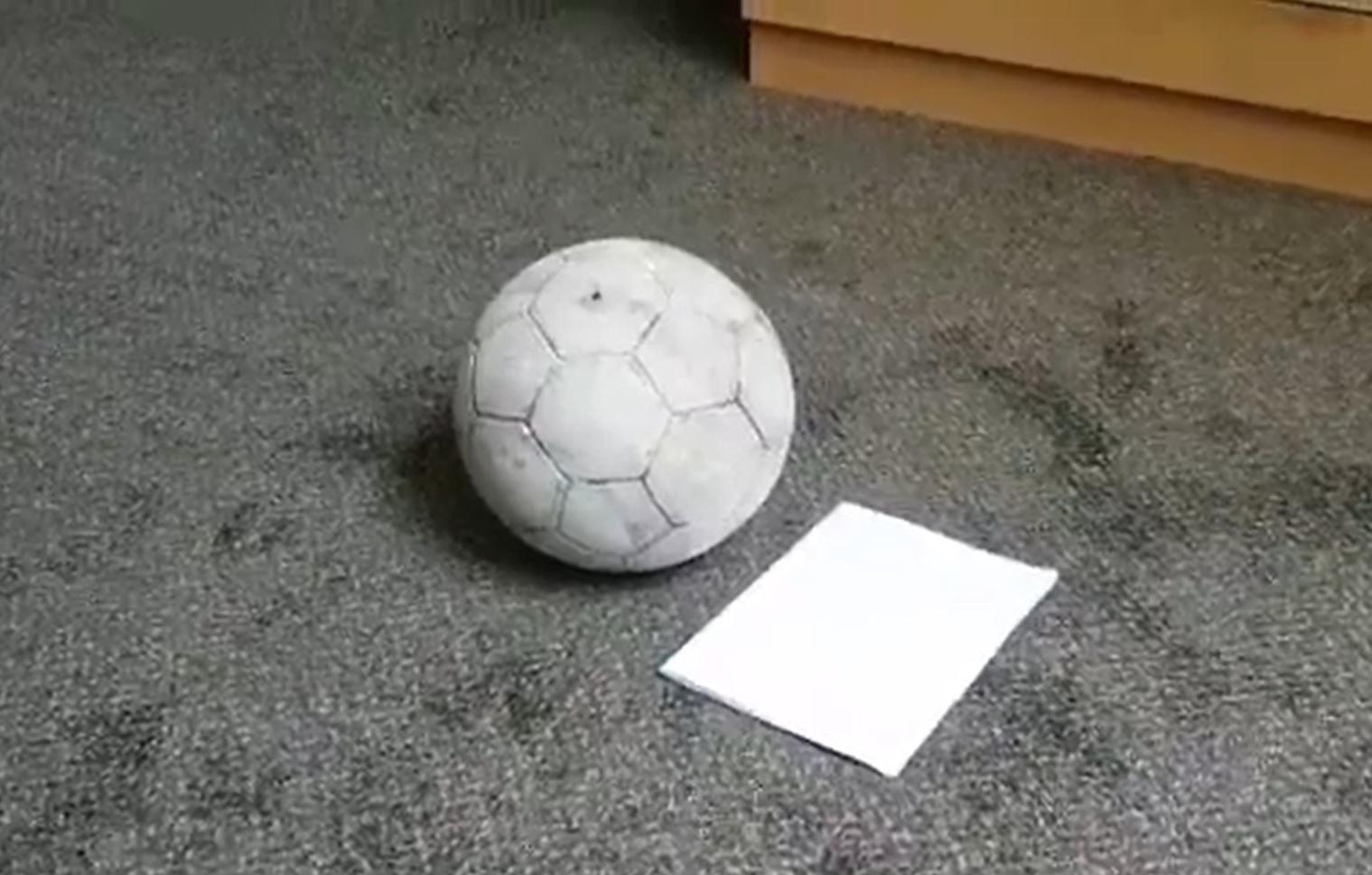 Labdák formájáról mutogatnak videókat, hogy érthető legyen, miért lehetett szabályos a második japán gól