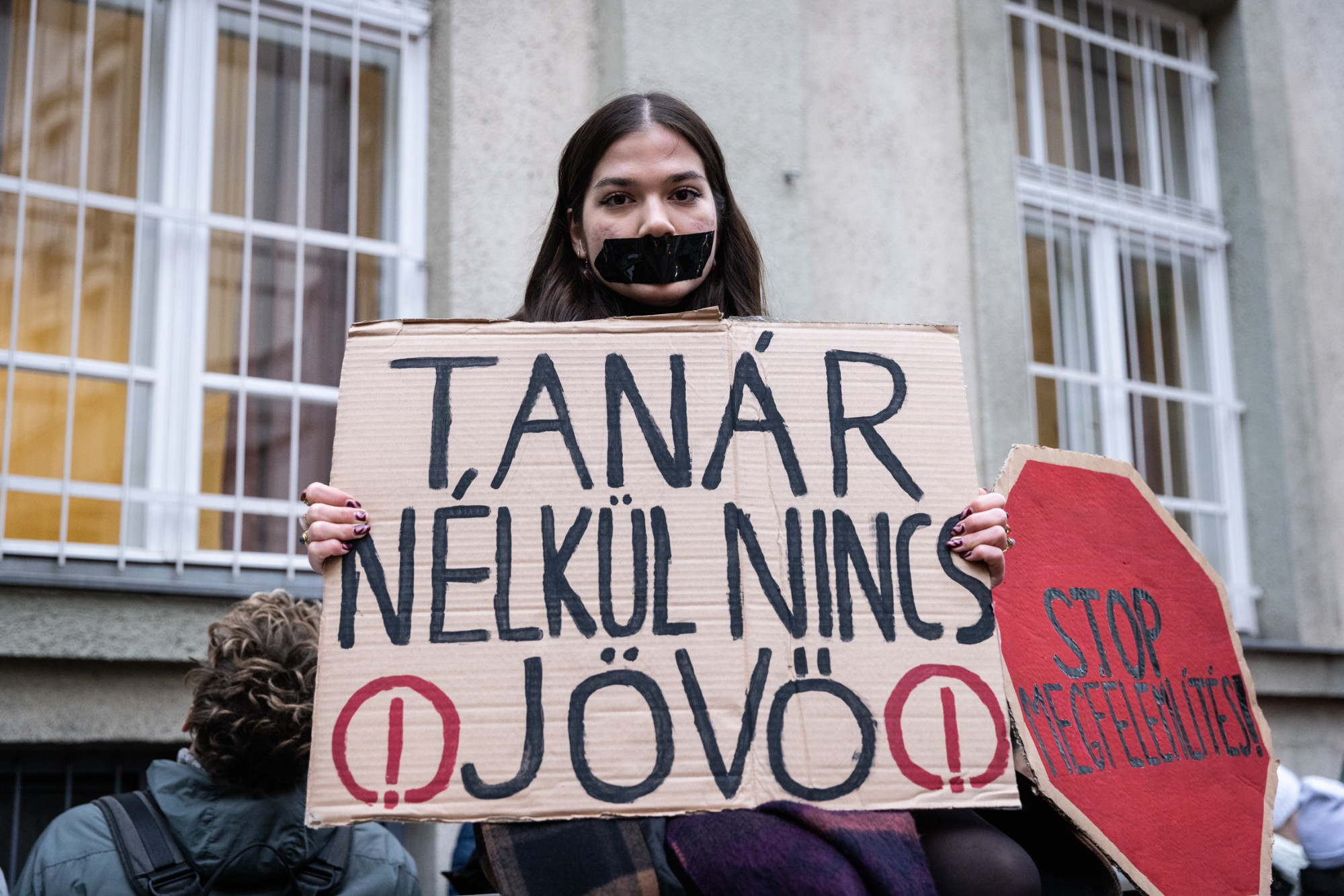 Diákok tiltakoznak az Eötvös József Gimnázium előtt december 2-án