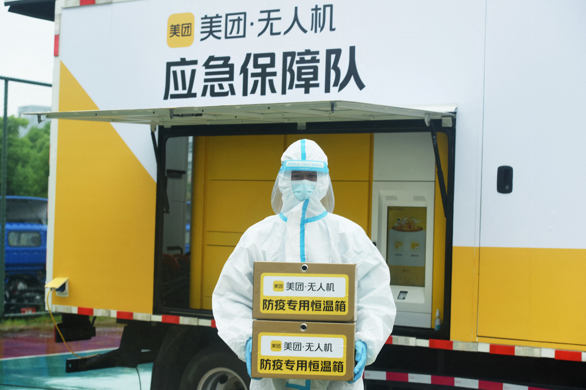 Kínában tovább enyhítenek a covidszabályokon, miközben szinte rekordon a napi fertőzöttek száma