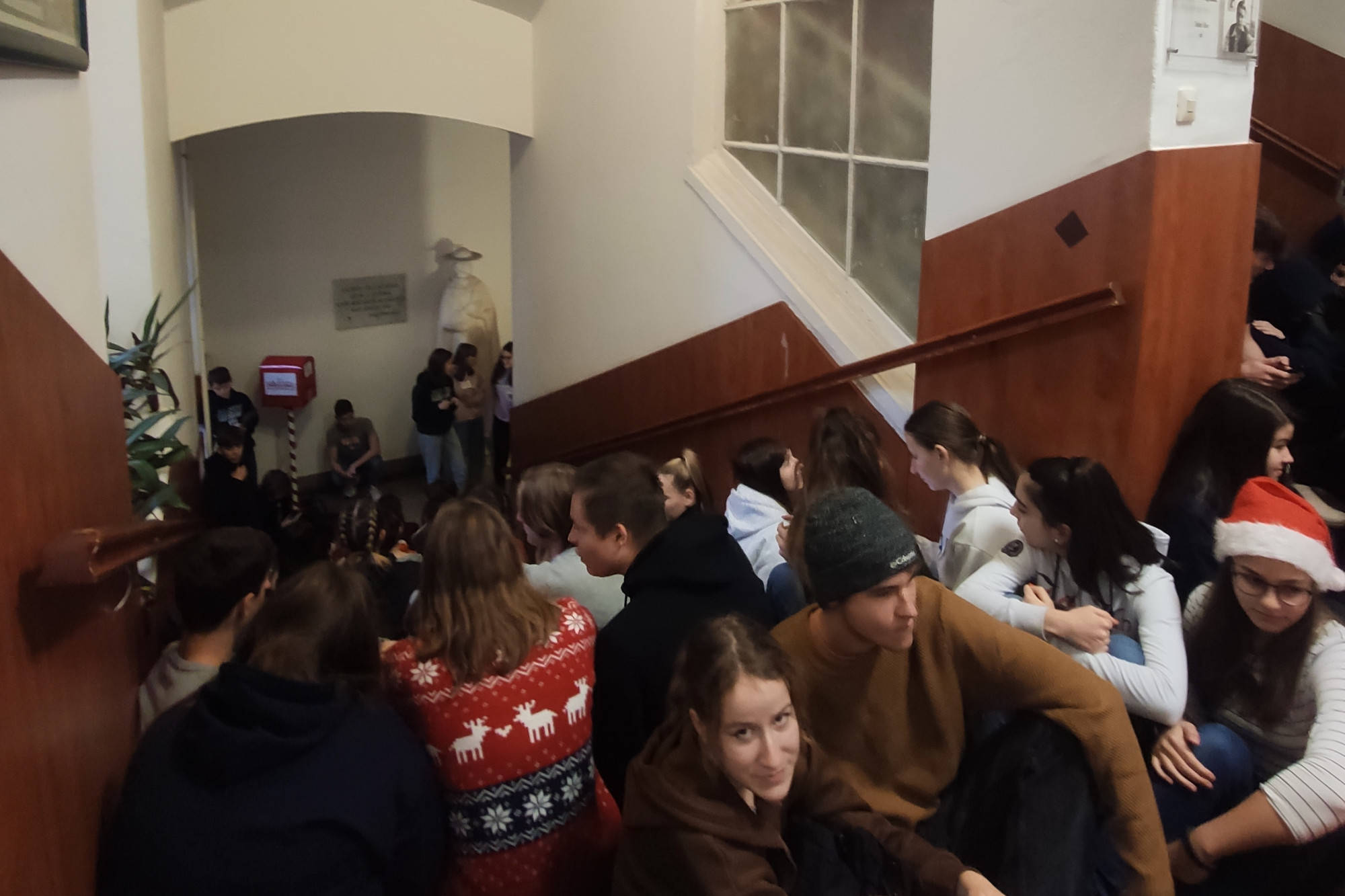 Egész napos ülősztrájkot tartanak a diákok a pécsi Janus Pannonius Gimnáziumban