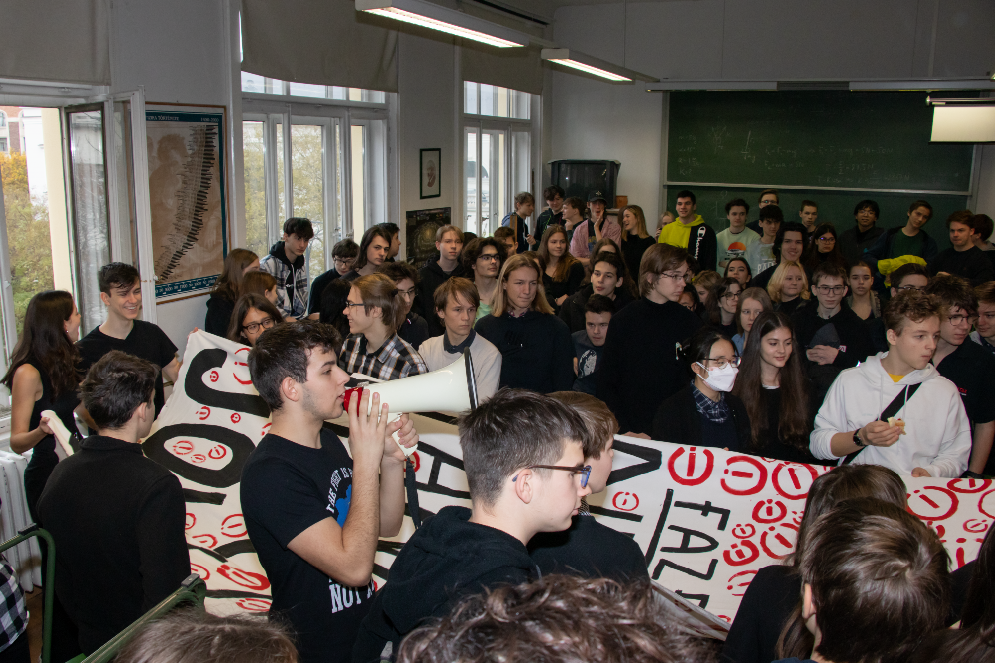 Így néz ki, amikor több száz diák sztrájkol a Fazekas Mihály Gimnáziumban