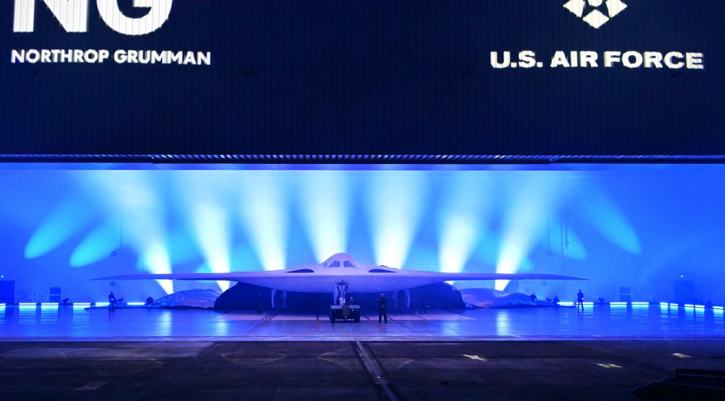 A B-21-et dramatikus hatást keltő fények közepette leplezték le a kaliforniai Plant 42-ben található hangárban