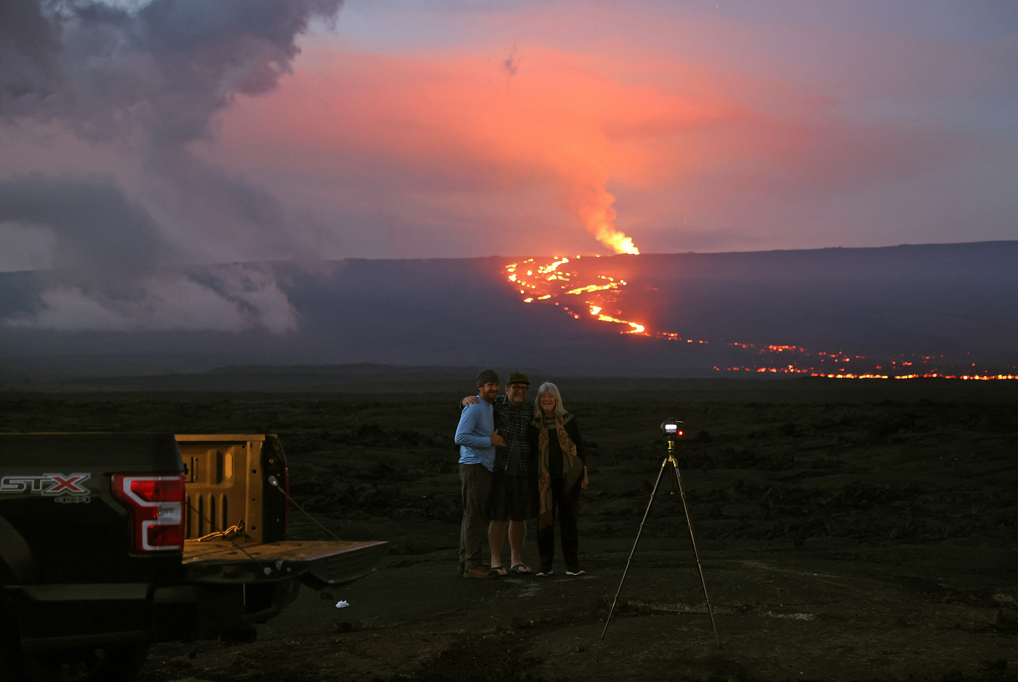 Élő közvetítés a világ legnagyobb, tizedik napja lávát lövellő vulkánjáról