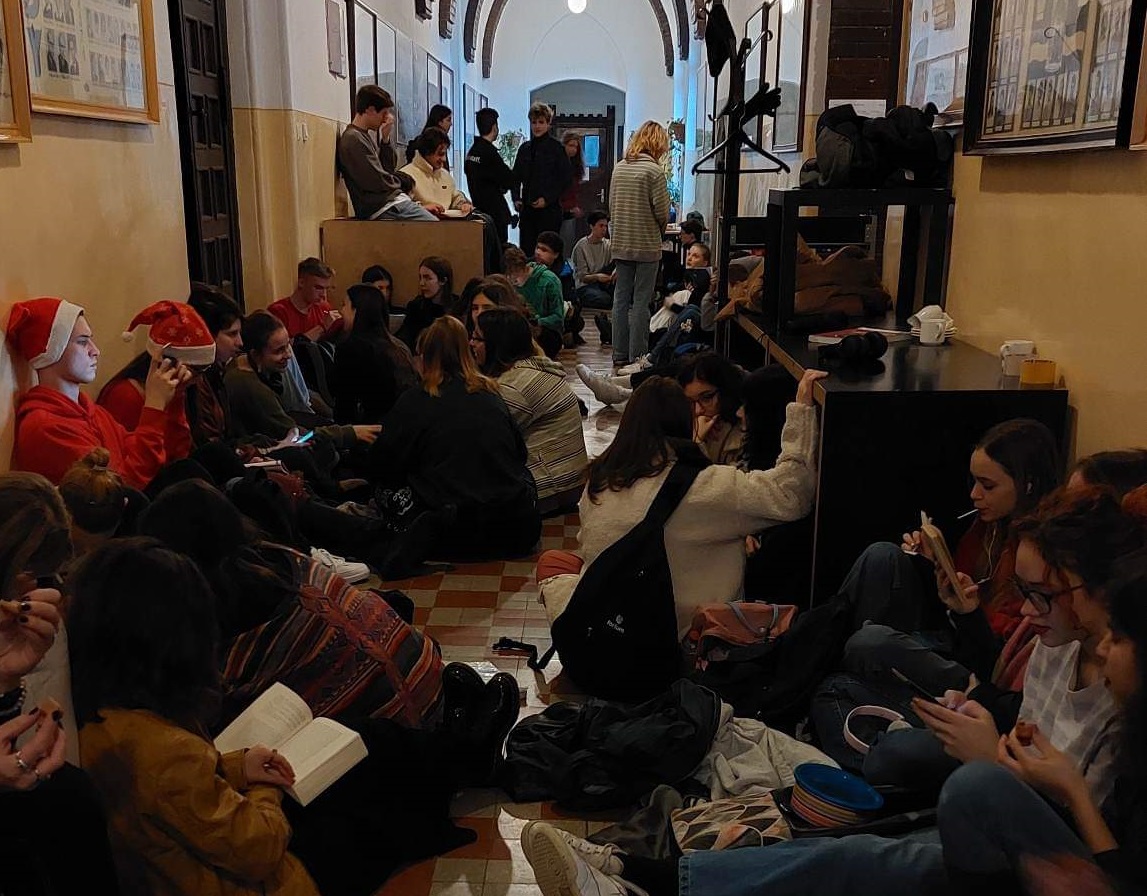 Két órán át ülősztrájkoltak a diákok a Toldy Ferenc Gimnáziumban