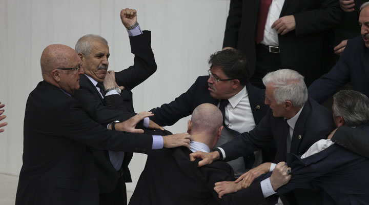 Úgy összeverekedtek a török parlamentben, hogy intenzív osztályra került az egyik ellenzéki képviselő