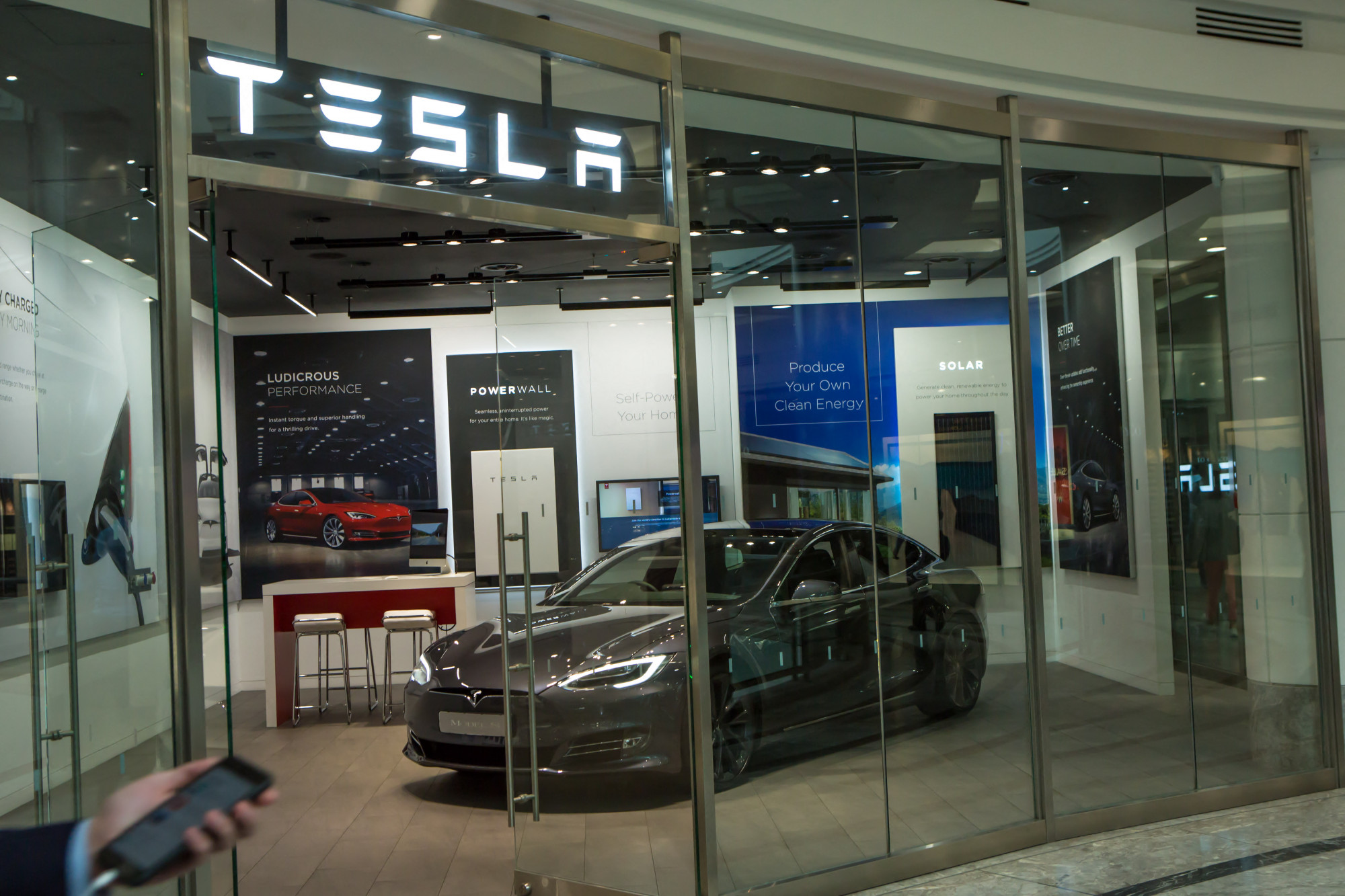 Csaltak az önvezető Tesla promójában