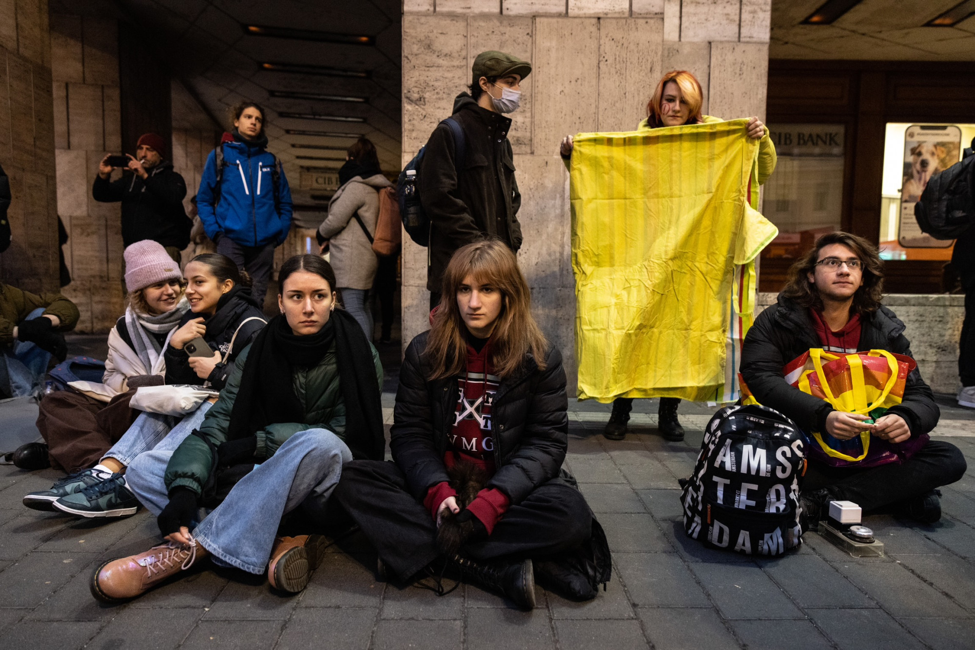 Napindító ülősztrájkba kezdtek a Blaha Lujza téren a Vörösmarty Gimnázium diákjai