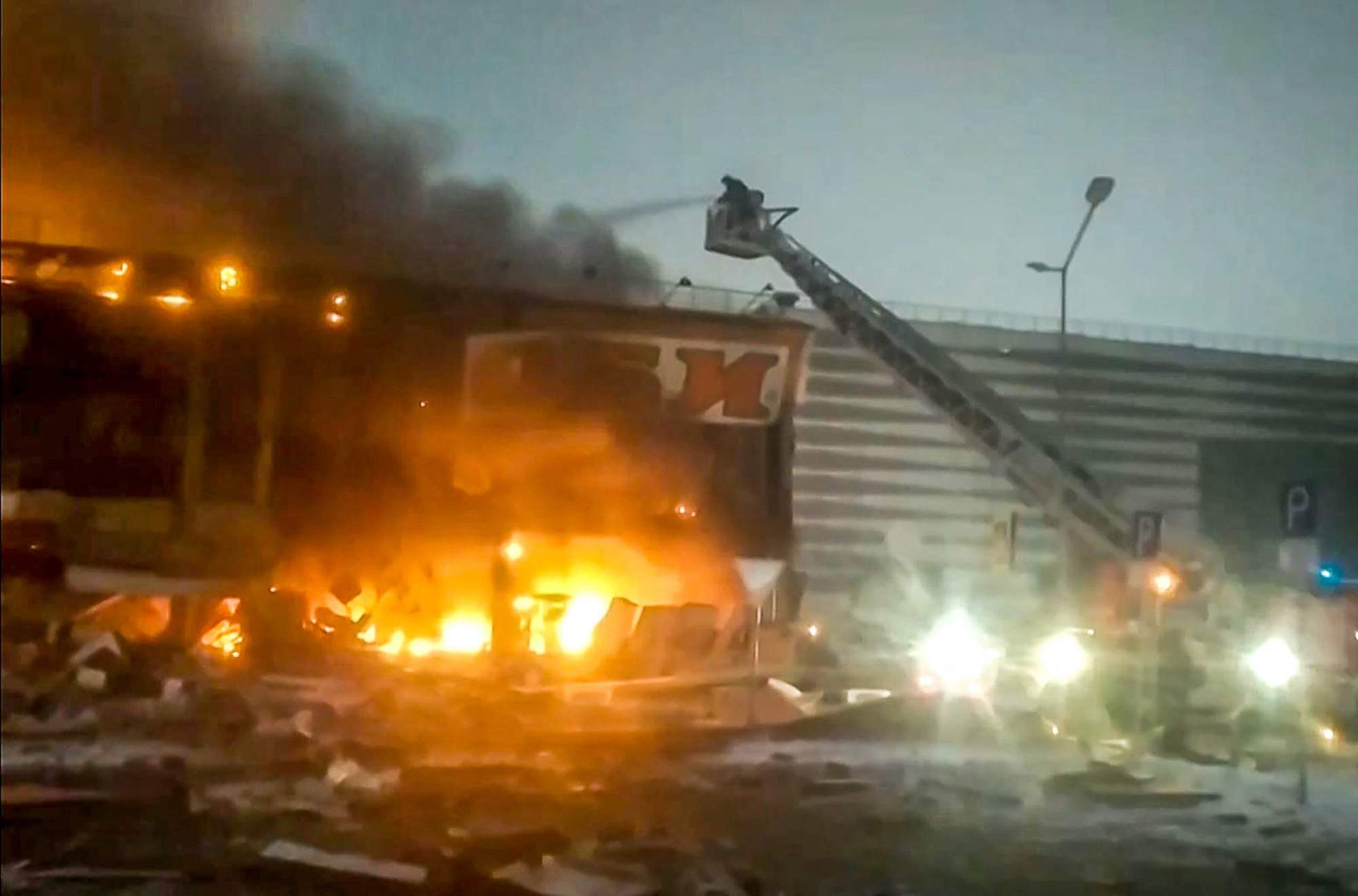 Kigyulladt és felrobbant egy bevásárlóközpont Moszkva közelében