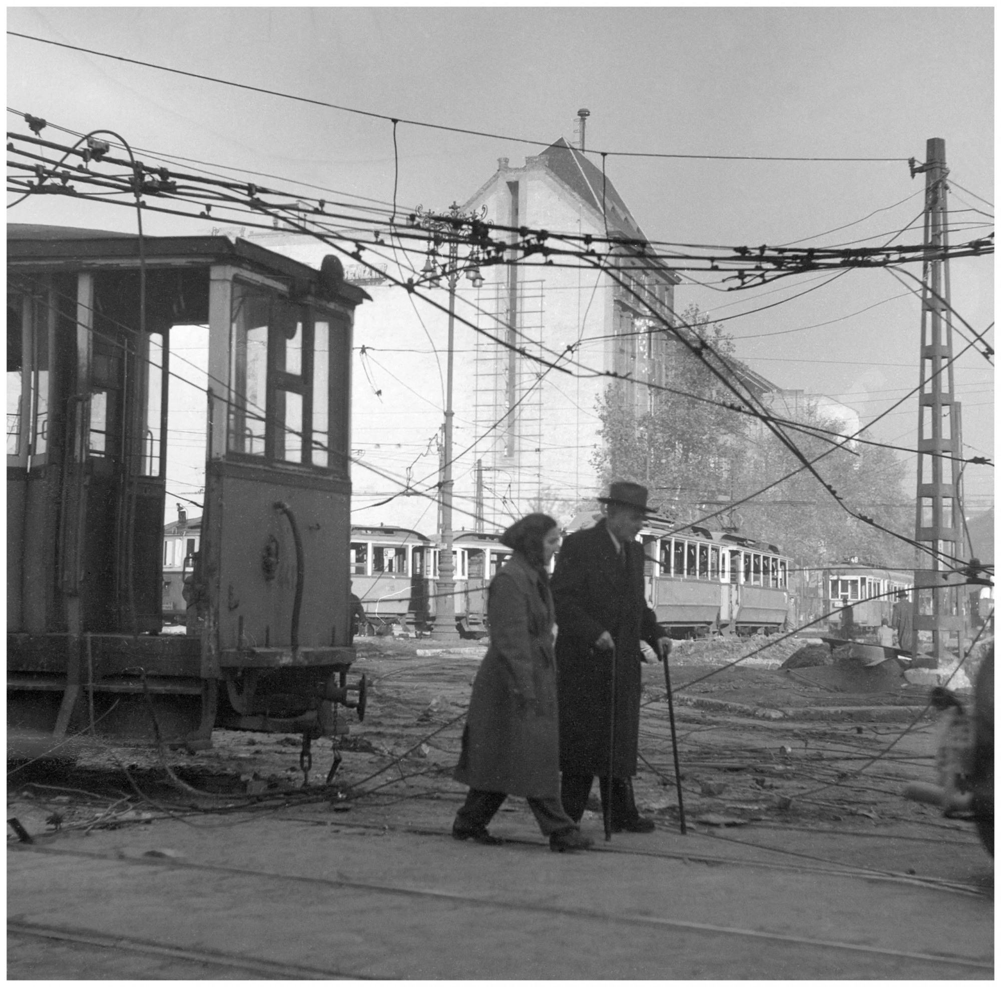 Kilőtt villamosok a Kálvin téren, 1956. október 26. körül