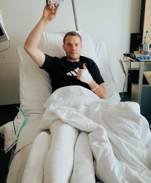 Miután kiesett a világbajnokságról, síelés közben eltörte a lábát a német válogatott kapusa