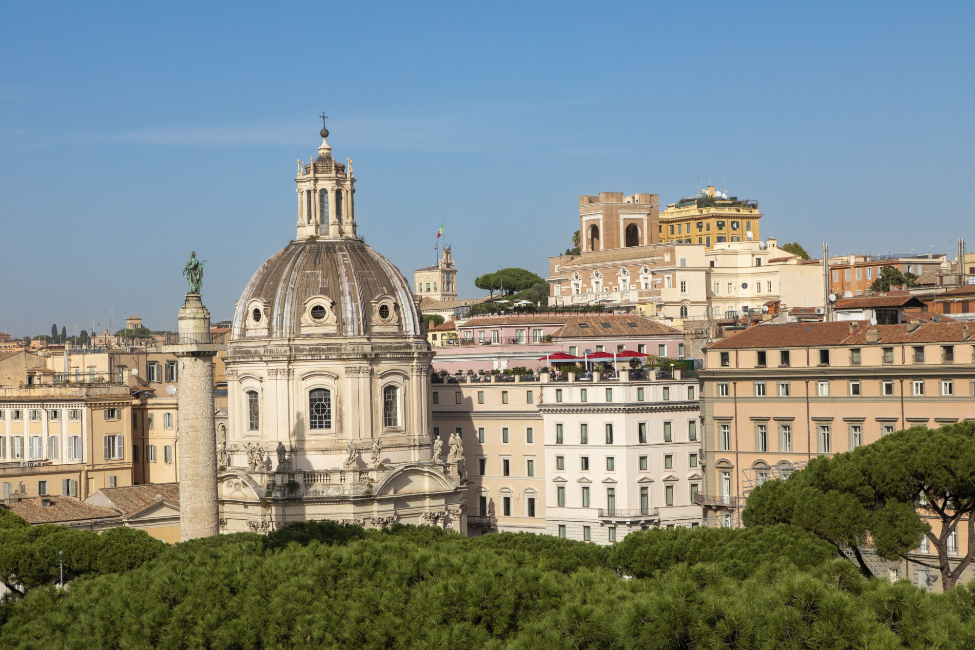 Három nőt lelőtt egy férfi Rómában egy lakógyűlésen