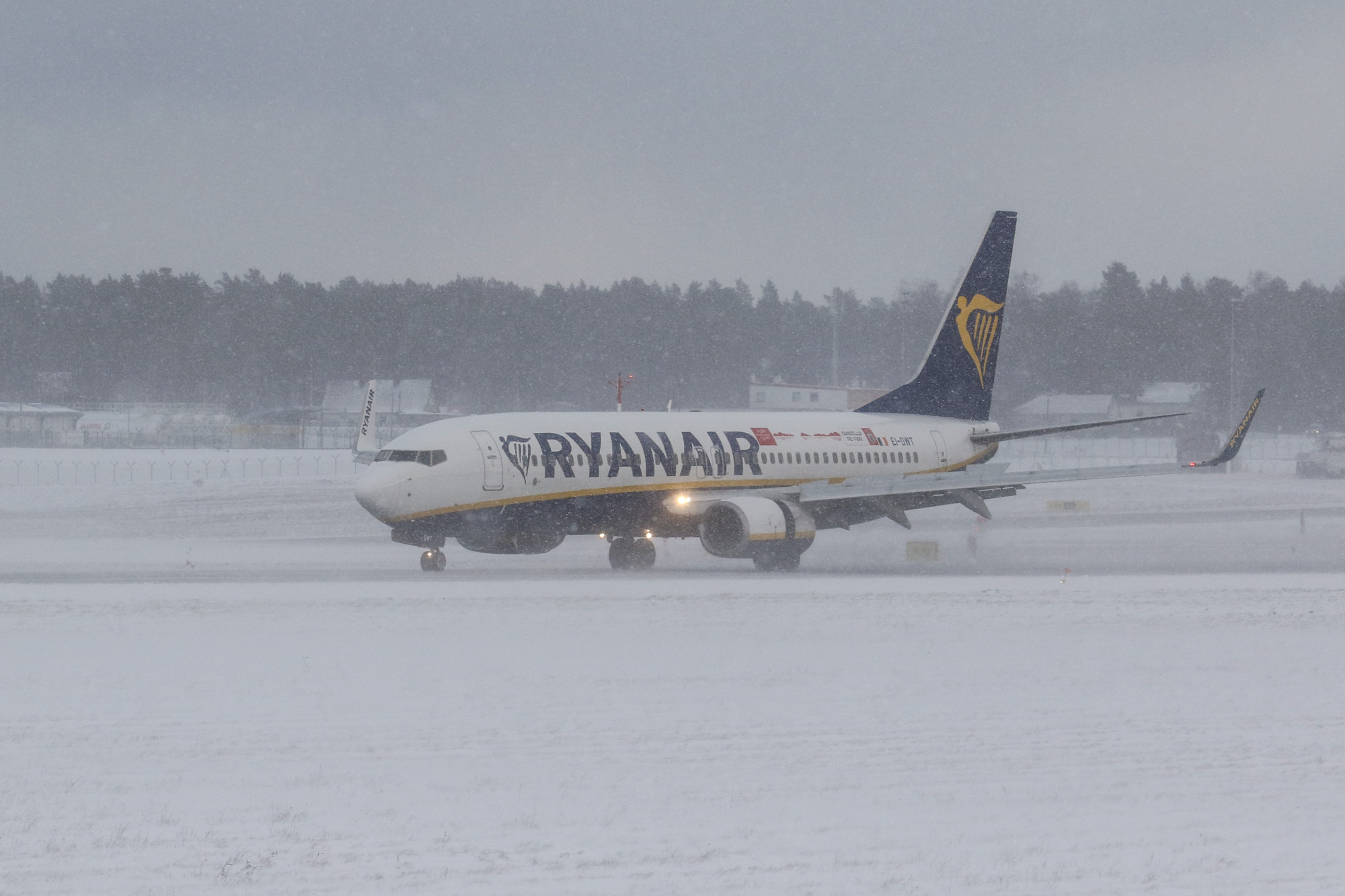 Több járatot töröltek vagy késleltetnek a brit reptereken a fagyos, havas, jeges idő miatt
