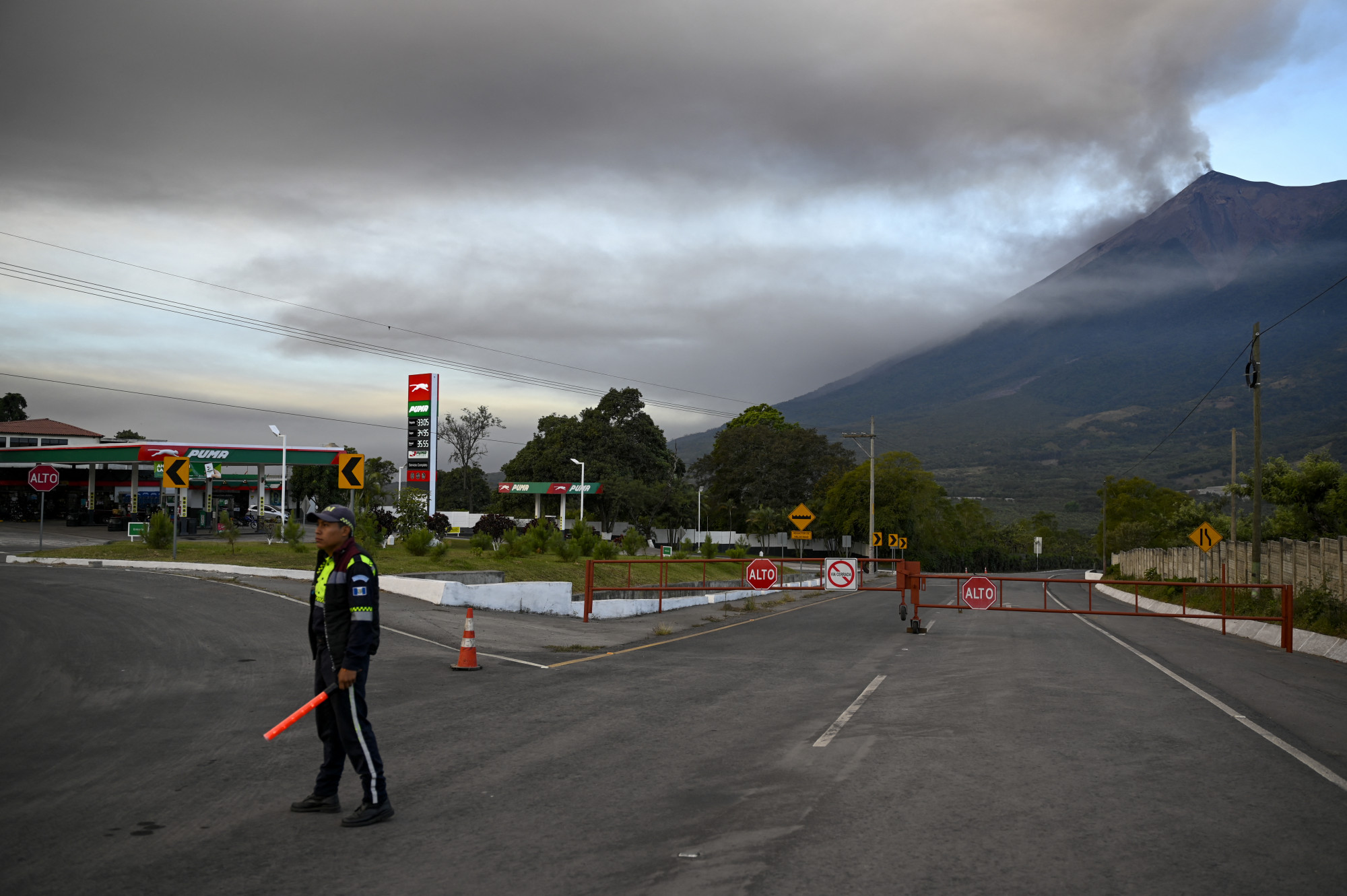 Vulkáni tevékenység miatti útlezárás a Guetamala fővárostától 65 kilométerre délnyugatra fekvő Alotenangóban 2022. december 11-én