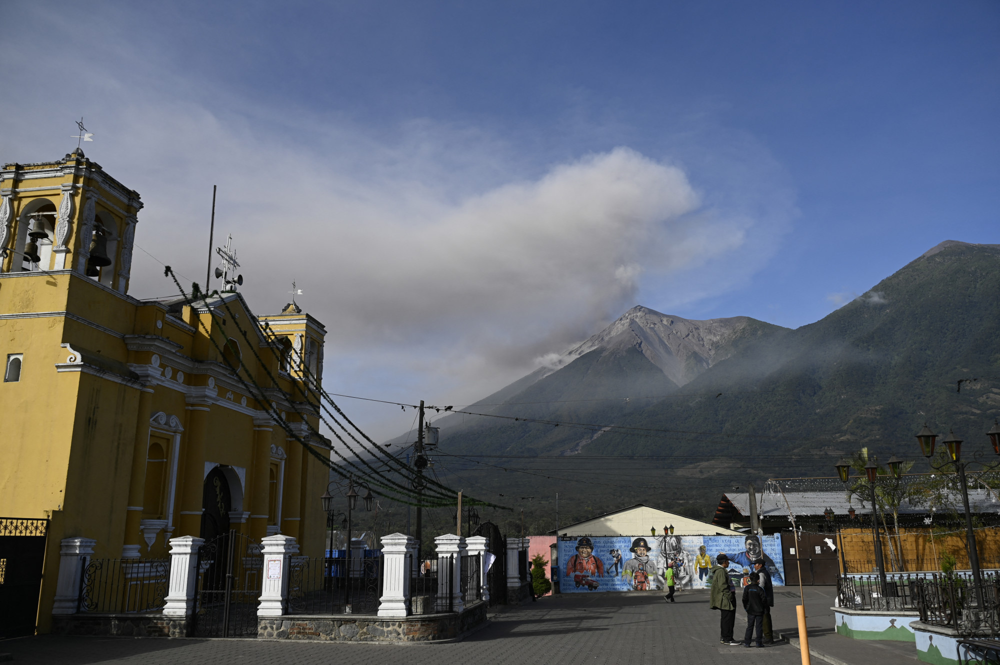 Hamu- és füstfelhő jelezte a guetamalai Alotenangóban a Fuego vulkán aktivizálódását 2022. december 11-én