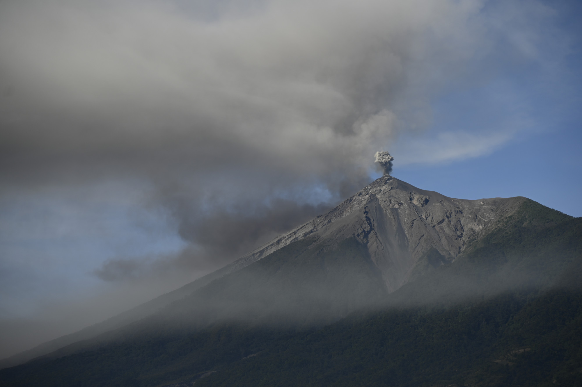 Közeli Guatamala legaktívabb 3763 méter magas vulkánjáról december 11-én