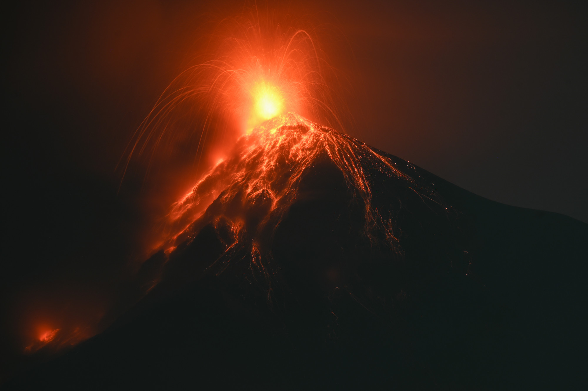 Fenyegető képek a guatemalai Fuego vulkán vasárnapi kitöréséről
