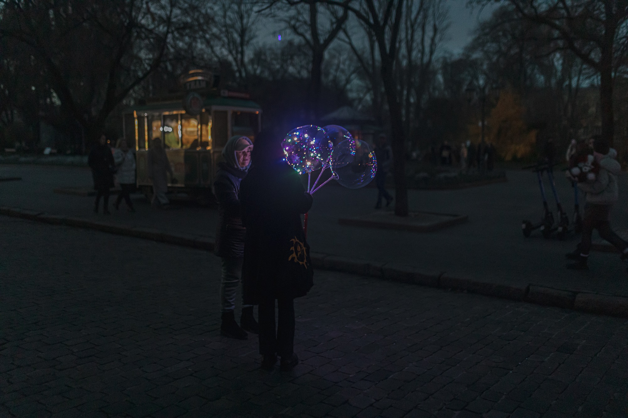 Ukránok az áram nélkül maradt Odeszában december 10-én.