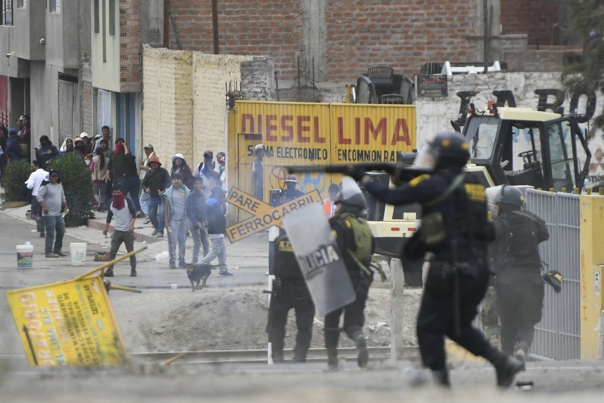 Útzár, lángoló autók és halottak a perui utcai harcokban