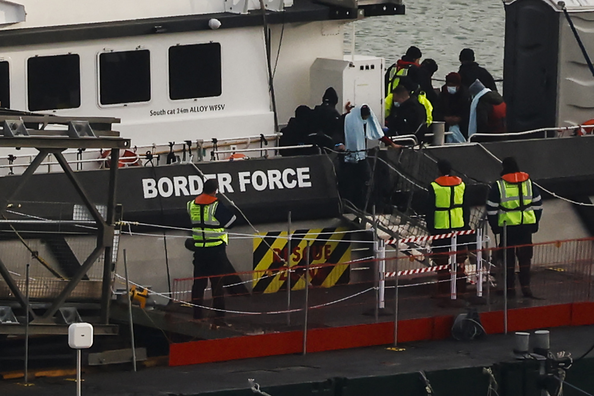 Négyen meghaltak, amikor bajba került egy bevándorlókat szállító csónak a La Manche-csatornán
