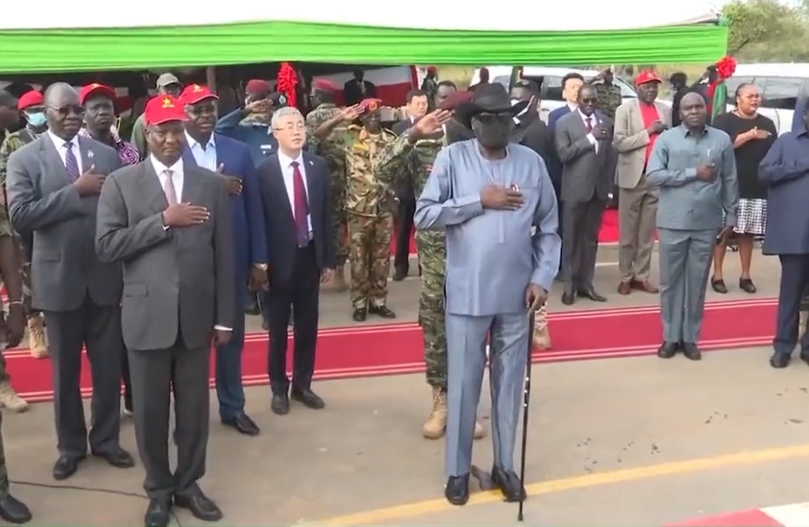 Dél-Szudán elnöke összehugyozta magát a himnusz alatt