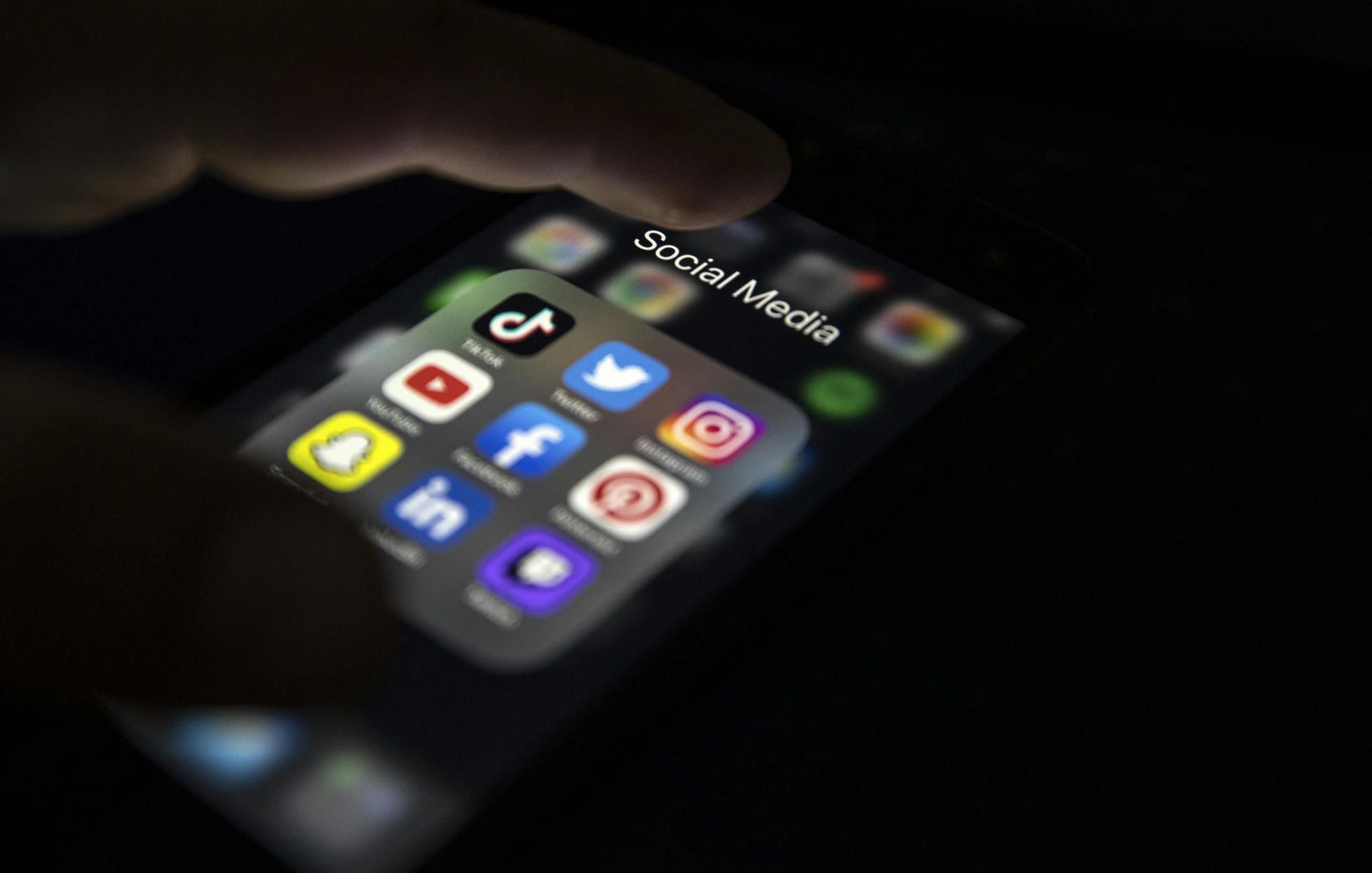 Floridában betilthatják a 16 éven aluliaknak a közösségi média használatát