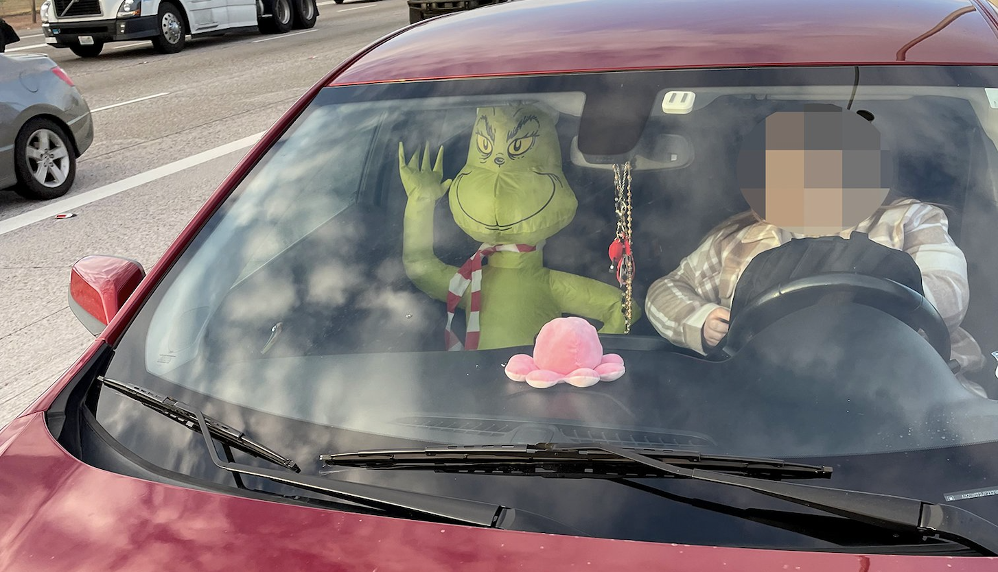 Felfújható Grincs figurával utazott a telekocsi-sávban, megbüntették
