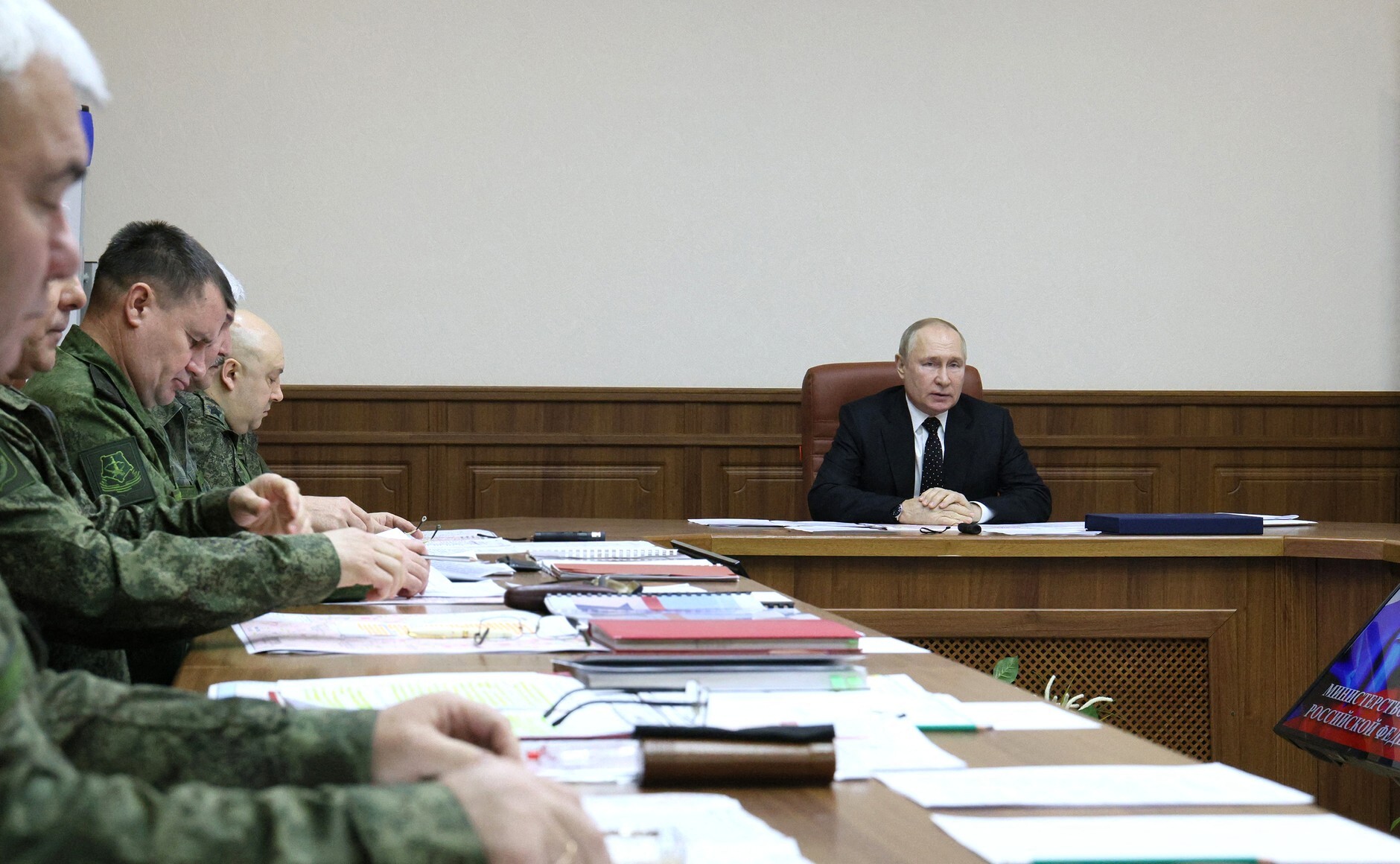 Putyin kikérdezte a vezérkart, hogy mihez akarnak kezdeni az ukrán fronton rövid- és középtávon