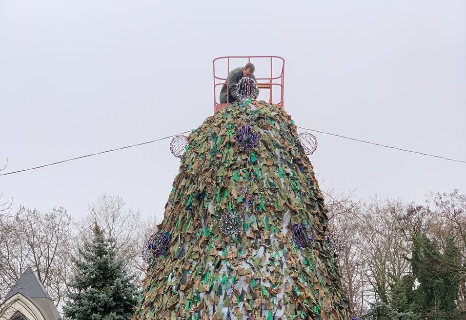 Katonai álcahálókból készült a karácsonyfa Mikolajivban