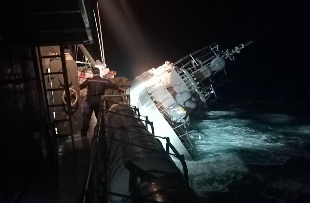 Felborult egy hadihajó a Thai-öbölben, több mint 100 tengerész hánykolódott a tengeren