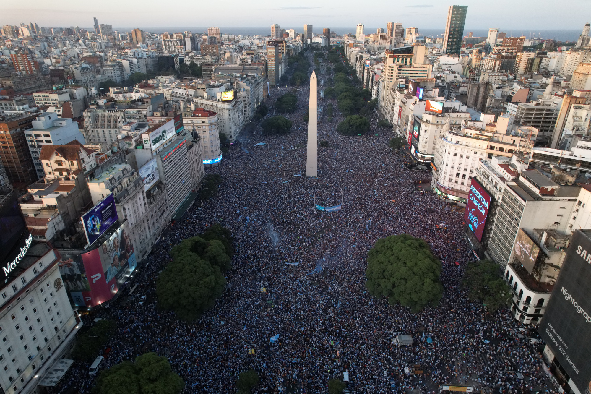 Drónfelvételen a végtelen tömeg Buenos Airesben, tombolás 9000 méter magasan egy repülőn