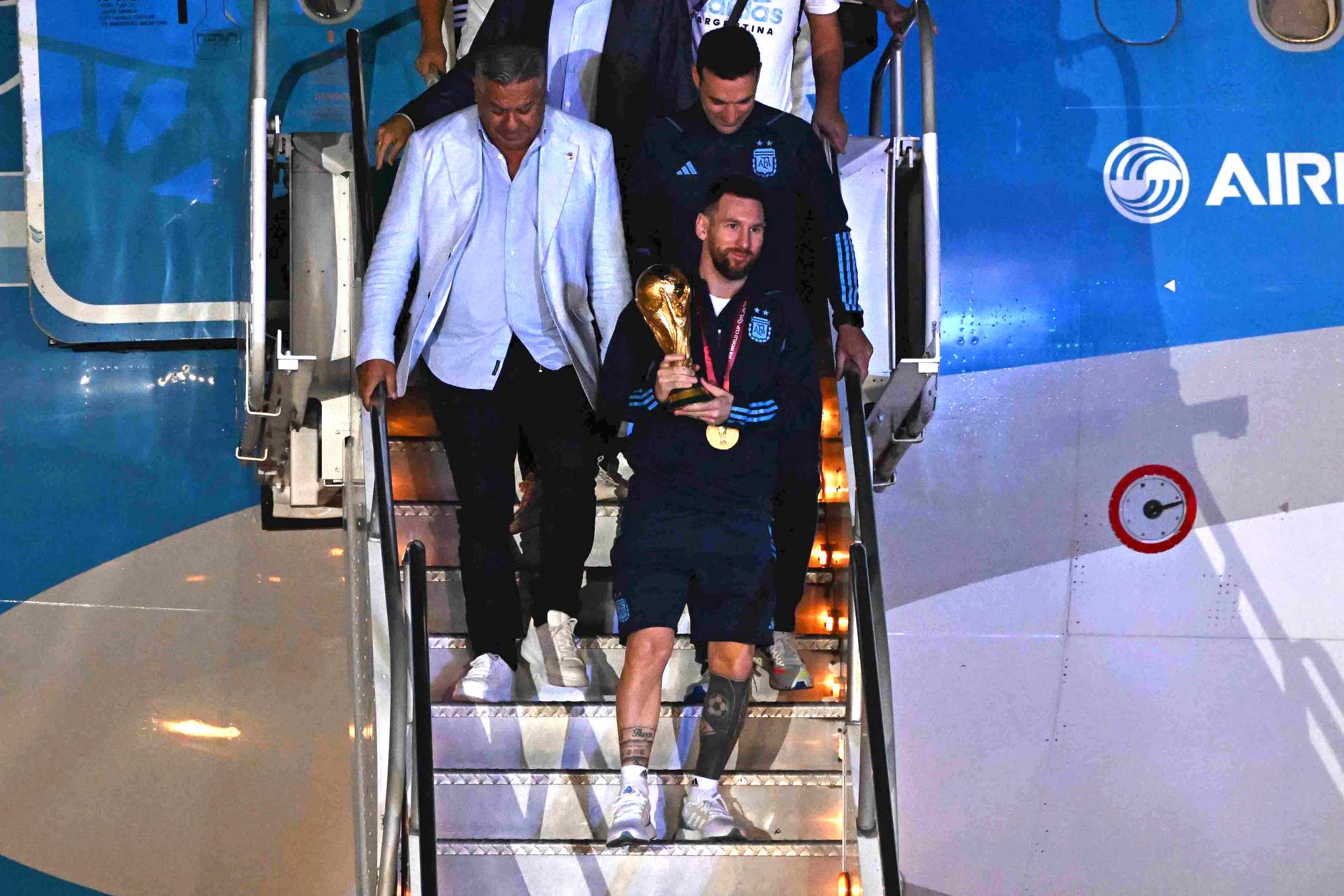 Hazaérkezett a világbajnok, Messi lépett először argentin földre