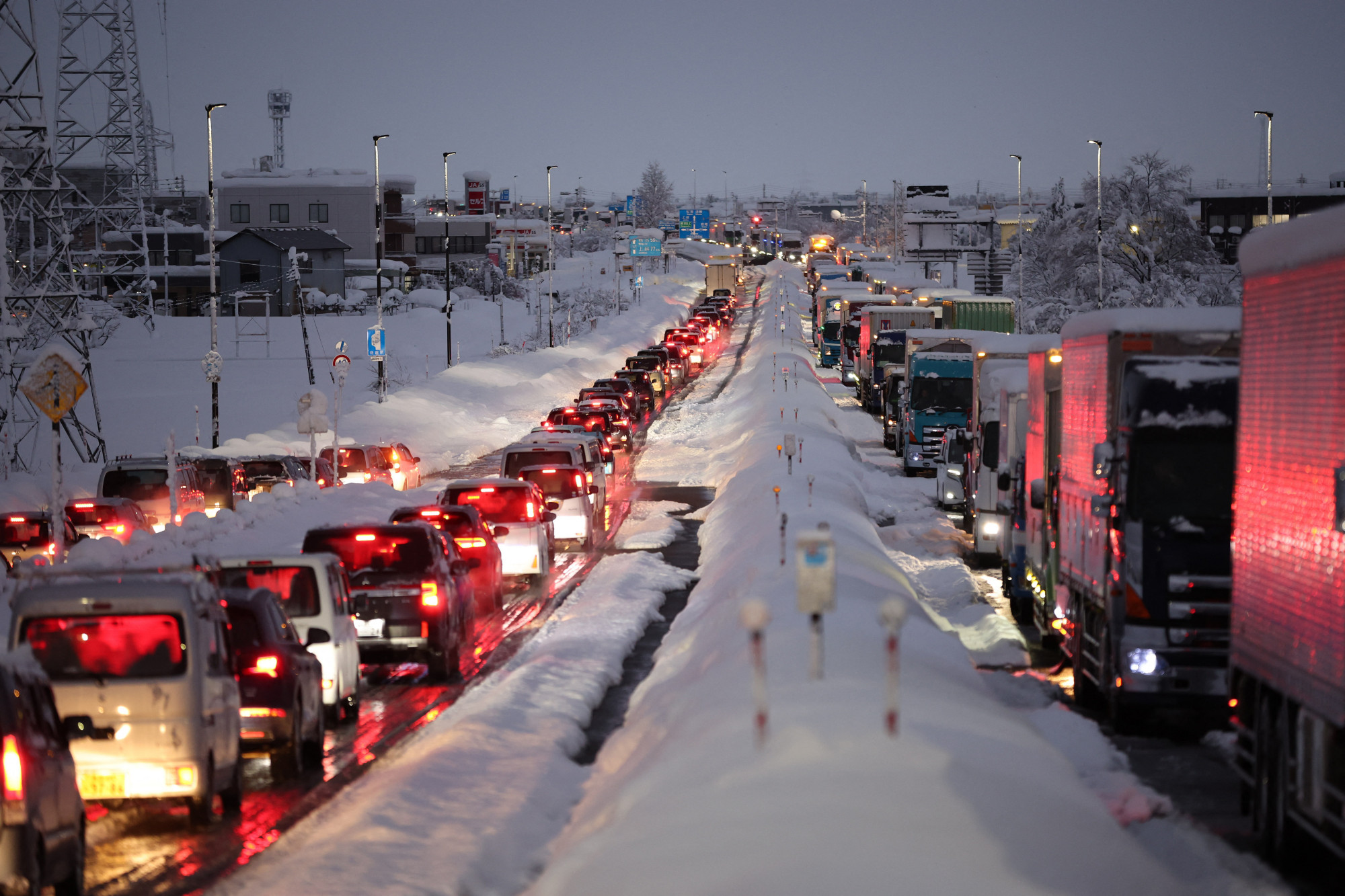 Autók százai rekedtek az utakon a rekord havazás miatt Japán legnagyobb szigetének északi partján