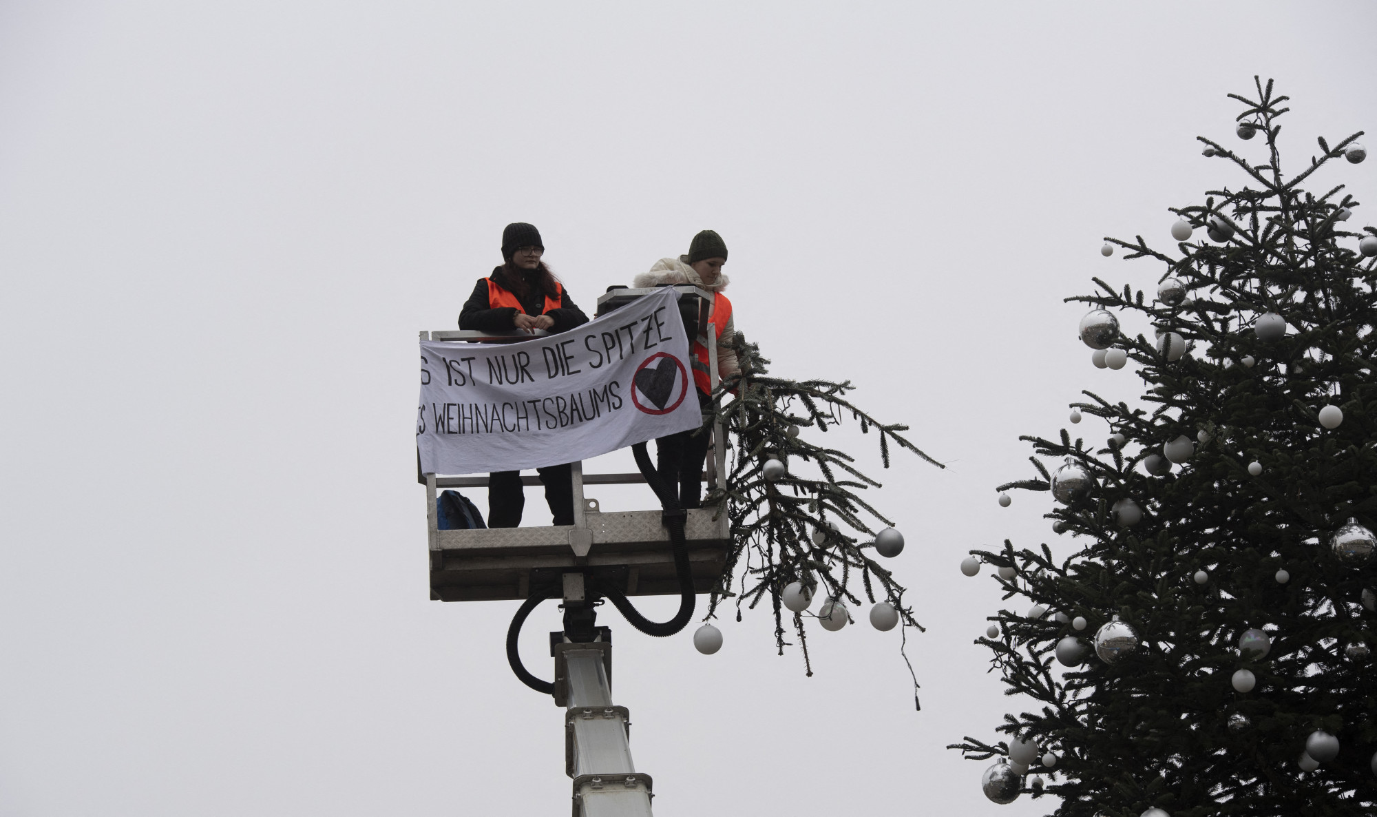 Klímaaktivisták levágták Berlin karácsonyfájának tetejét