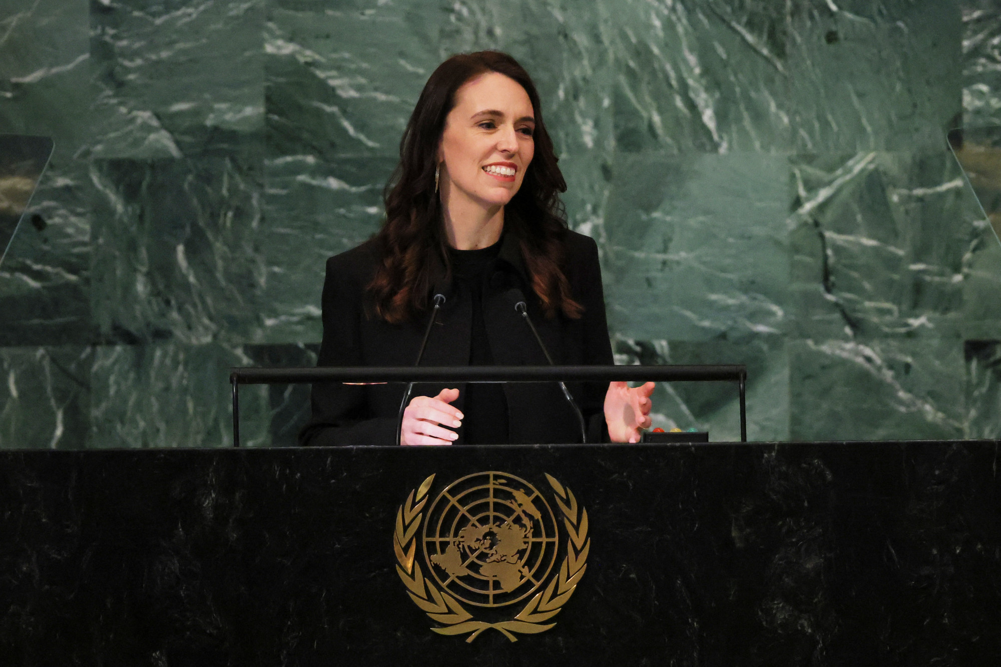 Több mint 23 millió forintért kelt el az új-zélandi parlamenti jegyzőkönyv, amelyben a miniszterelnök azt mormogta: „arrogáns pöcs”
