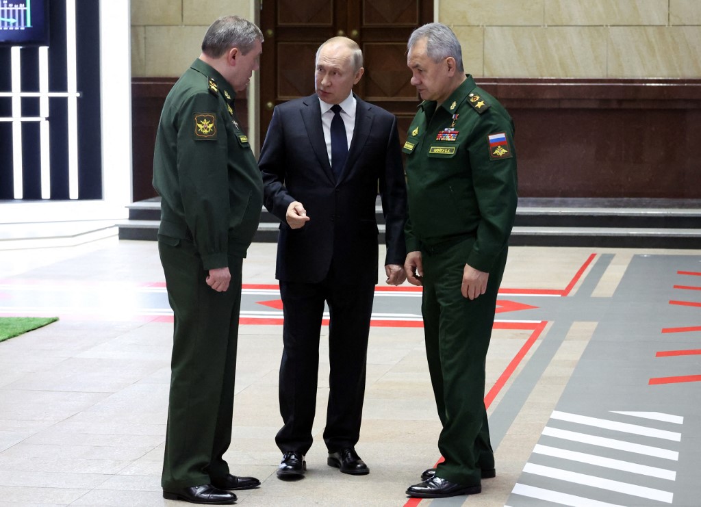 Putyin (k), Geraszimov (b) és Sojgu (j) 2022. decemberében