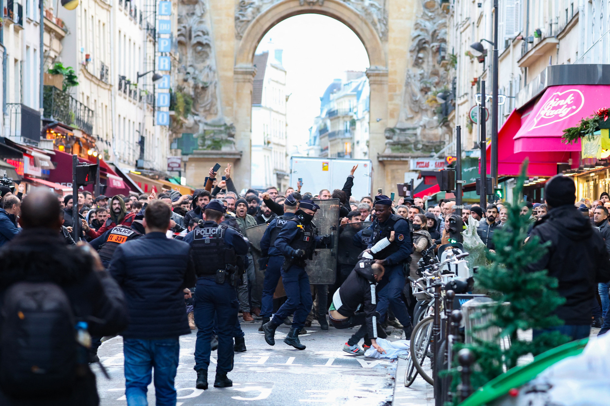Zavargás tört ki Párizsban azt követően, hogy egy fehér férfi lelőtt három kurdot
