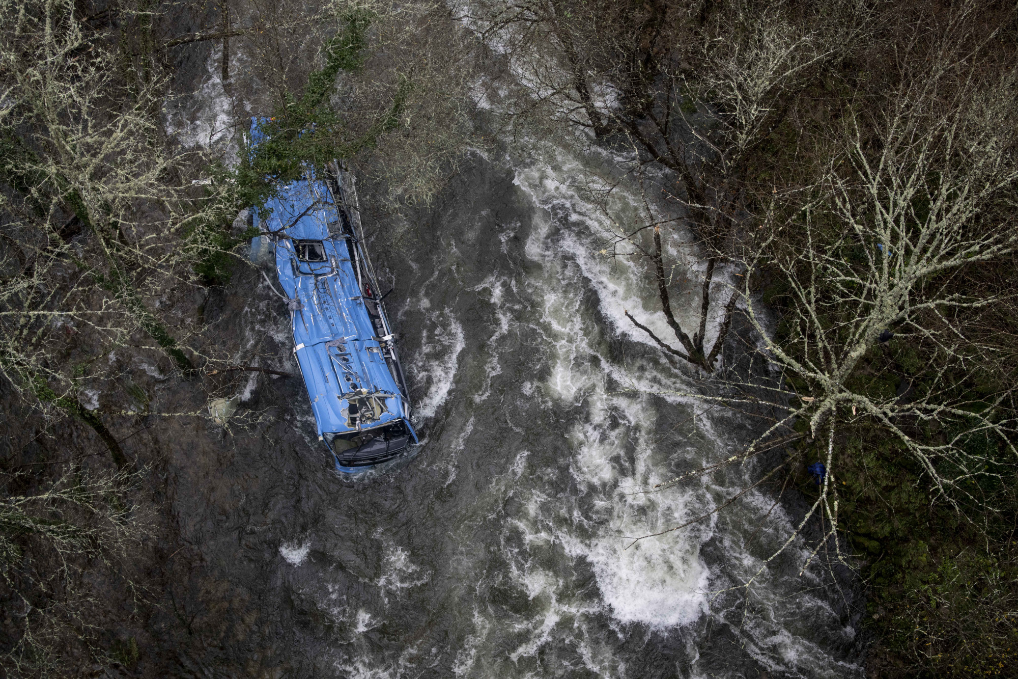 Hatan meghaltak, miután egy busz 40 métert zuhant a folyóba egy spanyolországi hídról