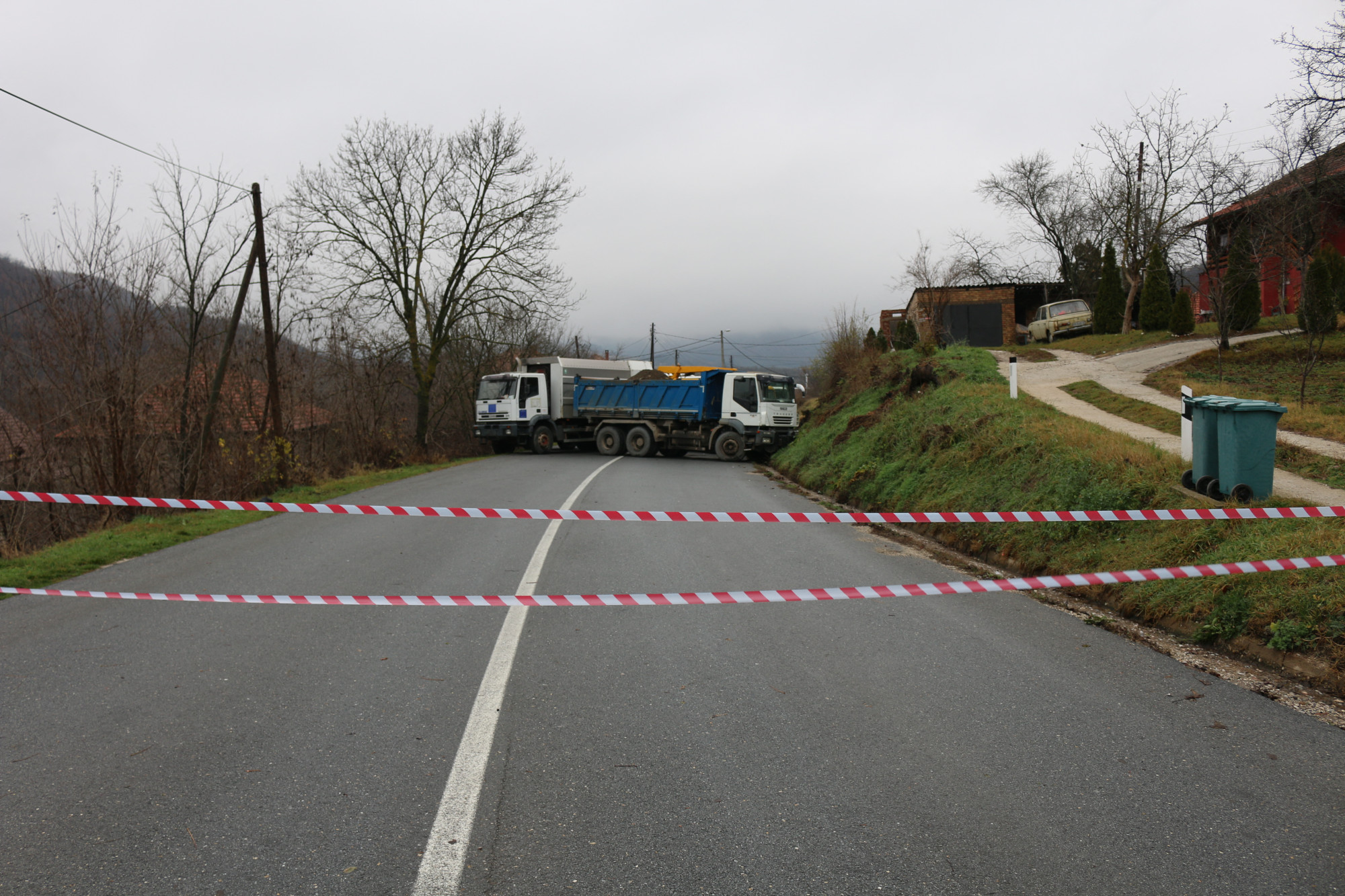 A szerbak által felállított útzár a határon