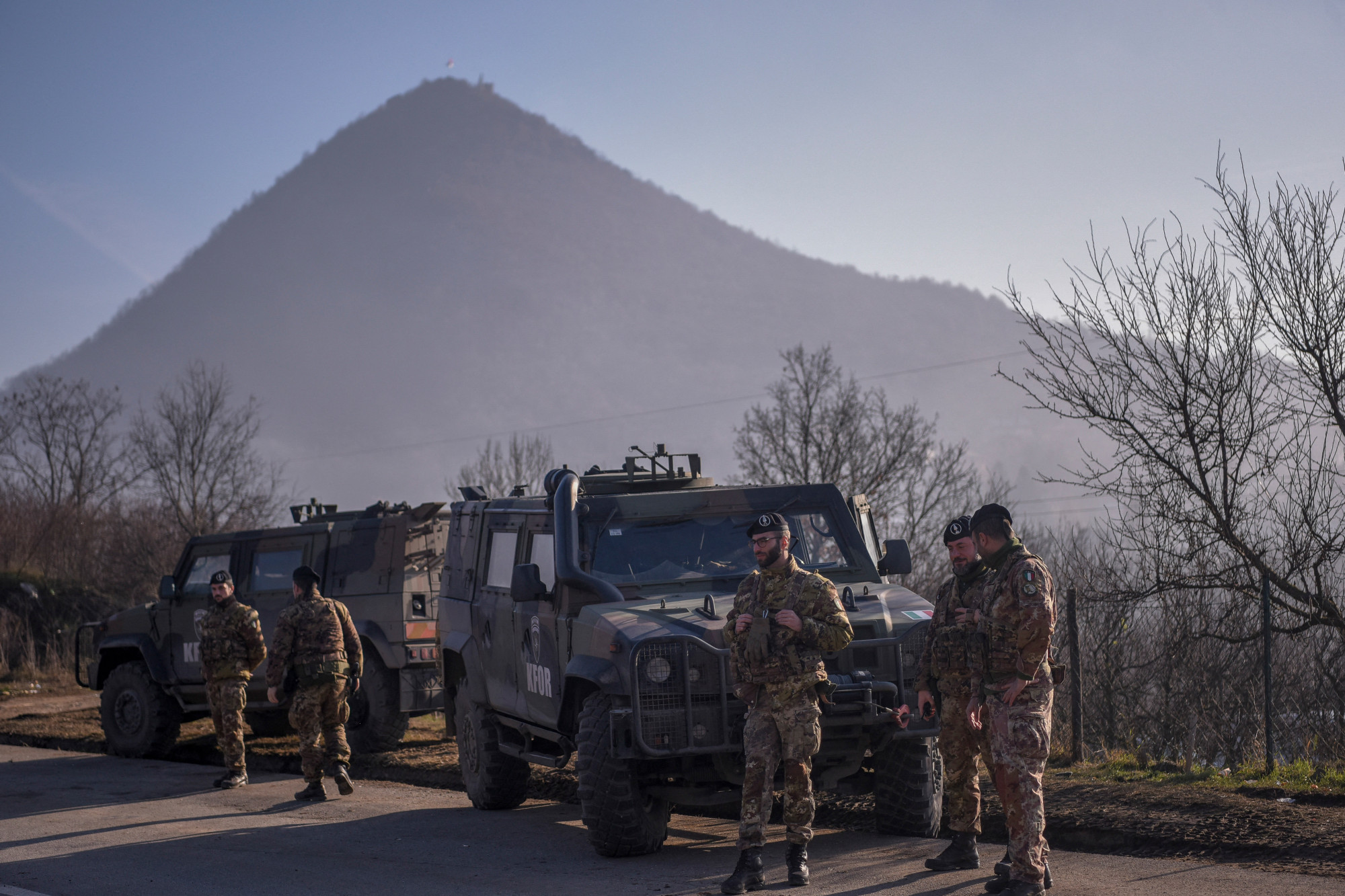Szerbia harckészültségbe helyezi csapatait a koszovói-szerb határnál történt lövések után