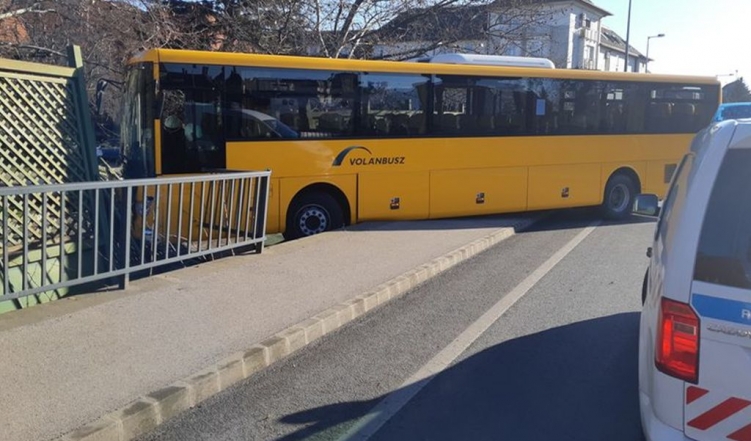 Átszakította a híd korlátját egy busz Győrben, miután rosszul lett a sofőr