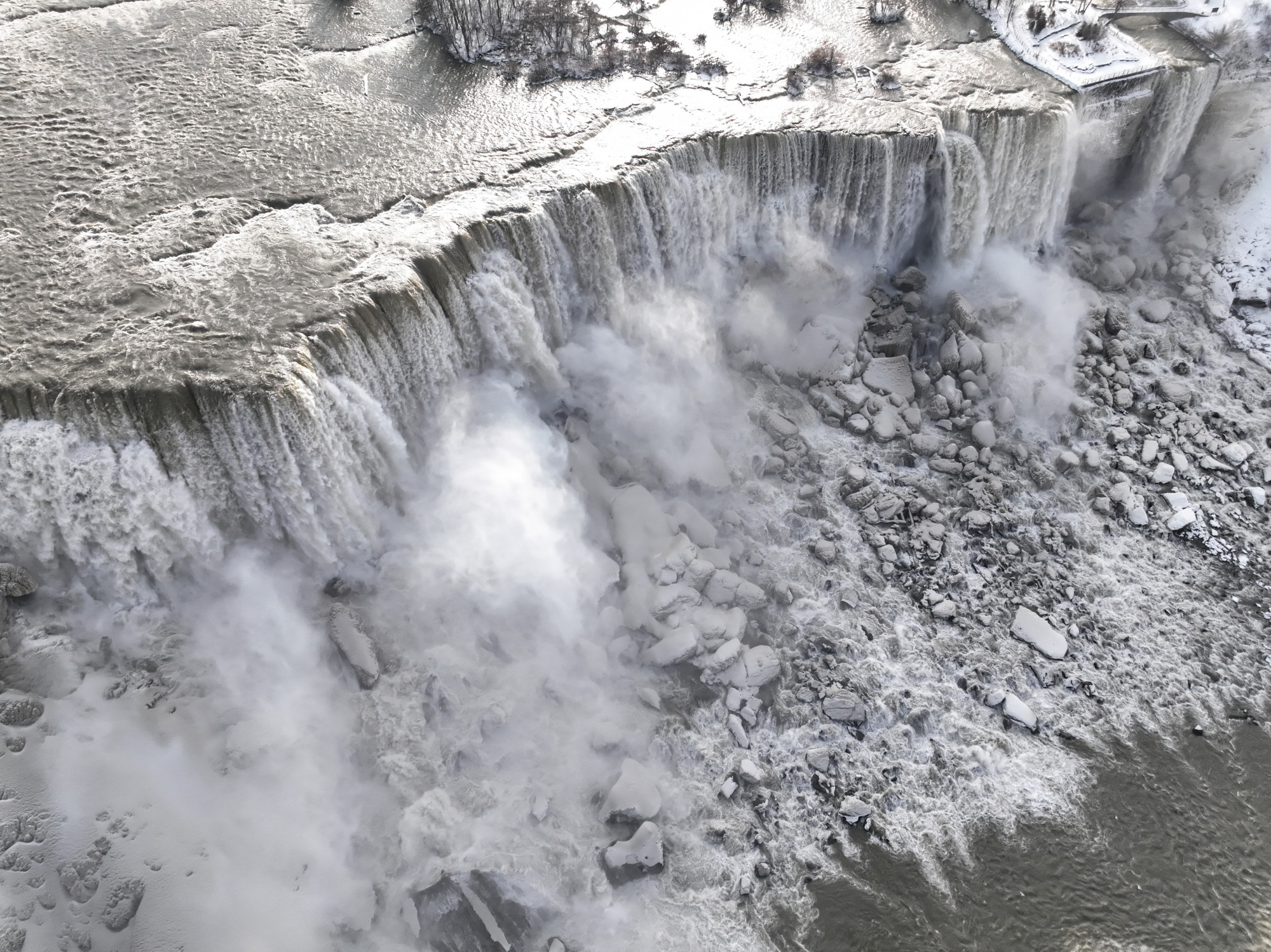 Elképesztő látvány a befagyott Niagara-vízesés