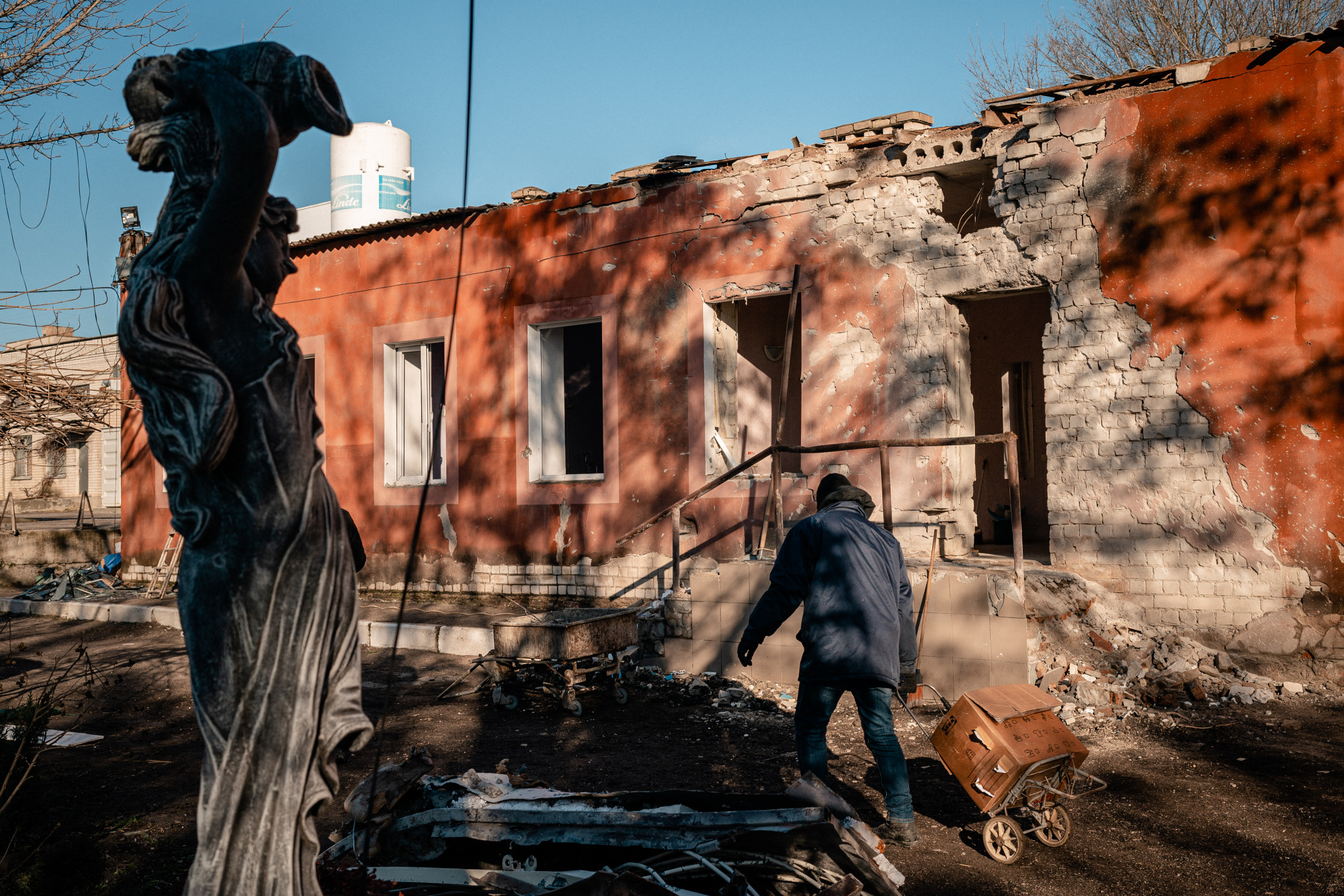 Hiába szabadították fel az ukránok, menekülnek az emberek Herszonból