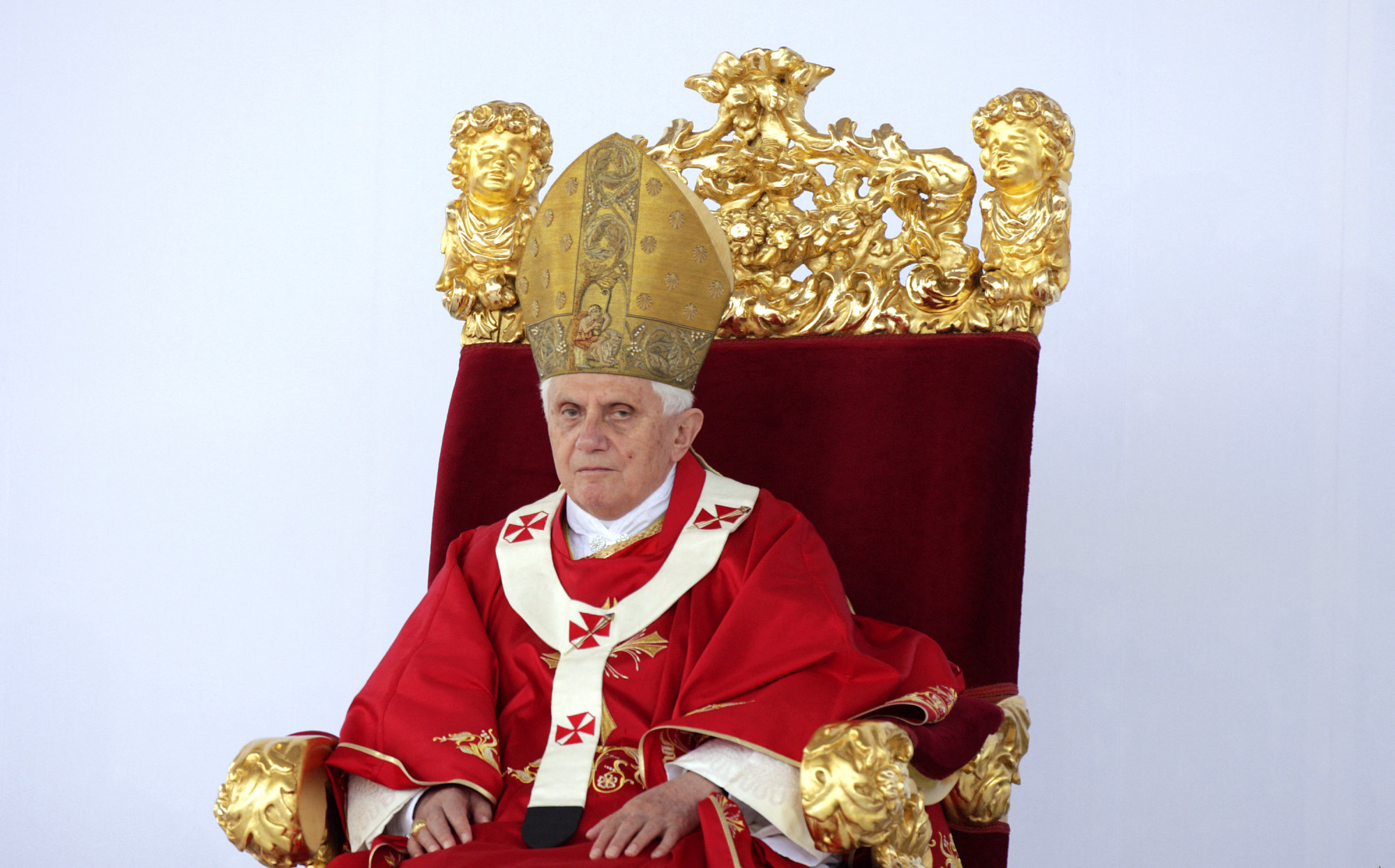 Ma temetik XVI. Benedek pápát