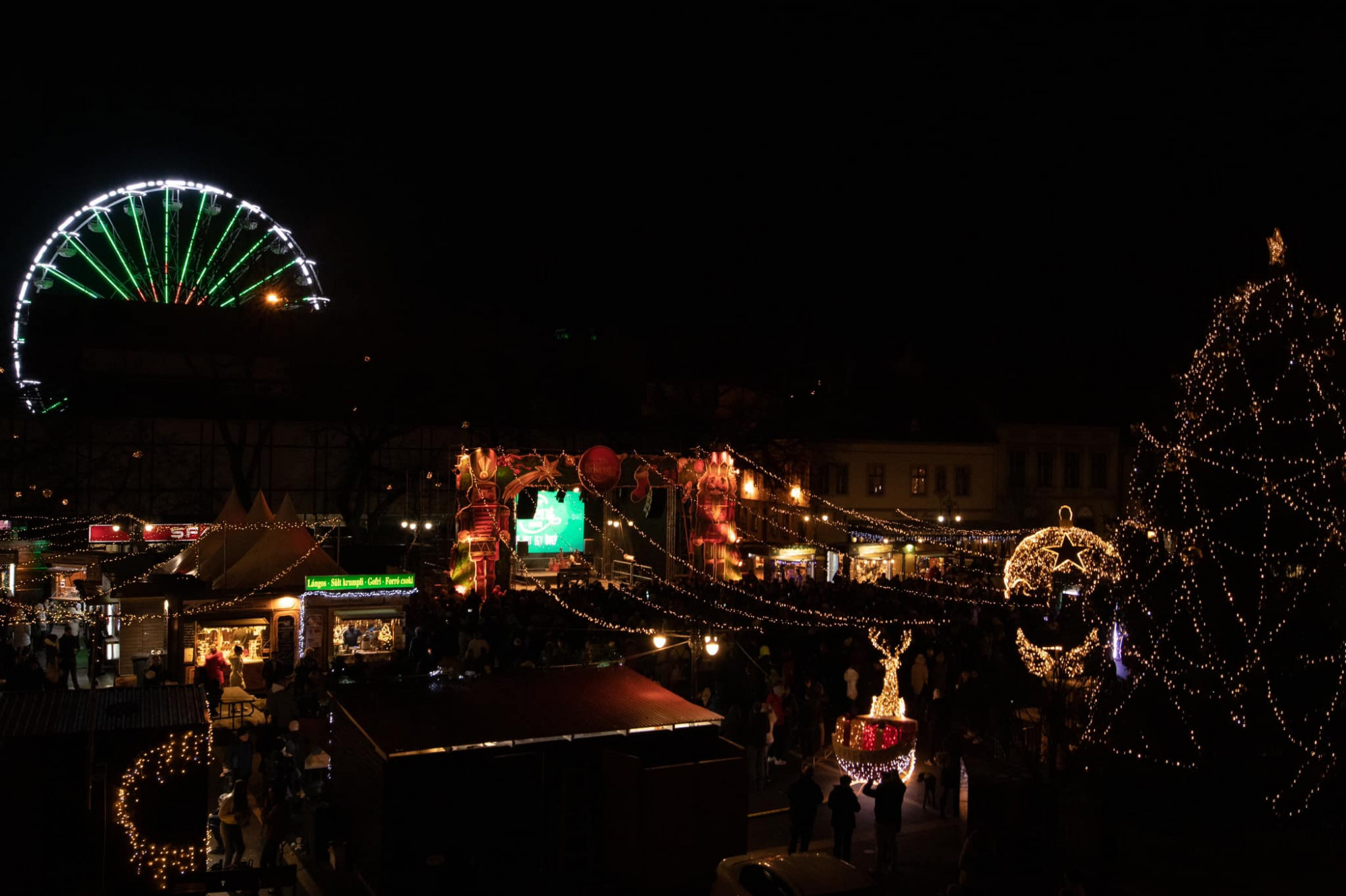 Egerben már fel is aprították a város karácsonyfáját és elbontották a karácsonyi díszítést