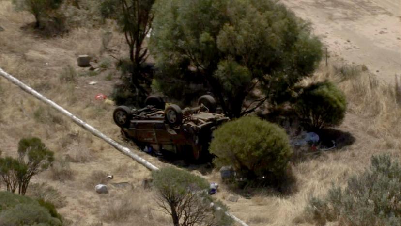 55 órára a felfordult kocsiba szorult három ausztrál gyerek egy autóbaleset után
