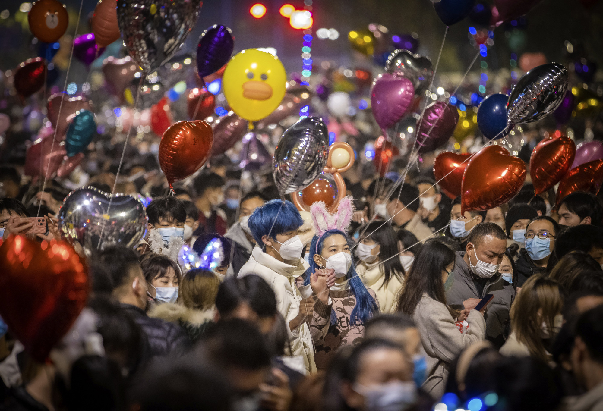 A kínai elnök szerint a Covidnak még nincs vége, Vuhanban ezrek ünnepeltek az utcán
