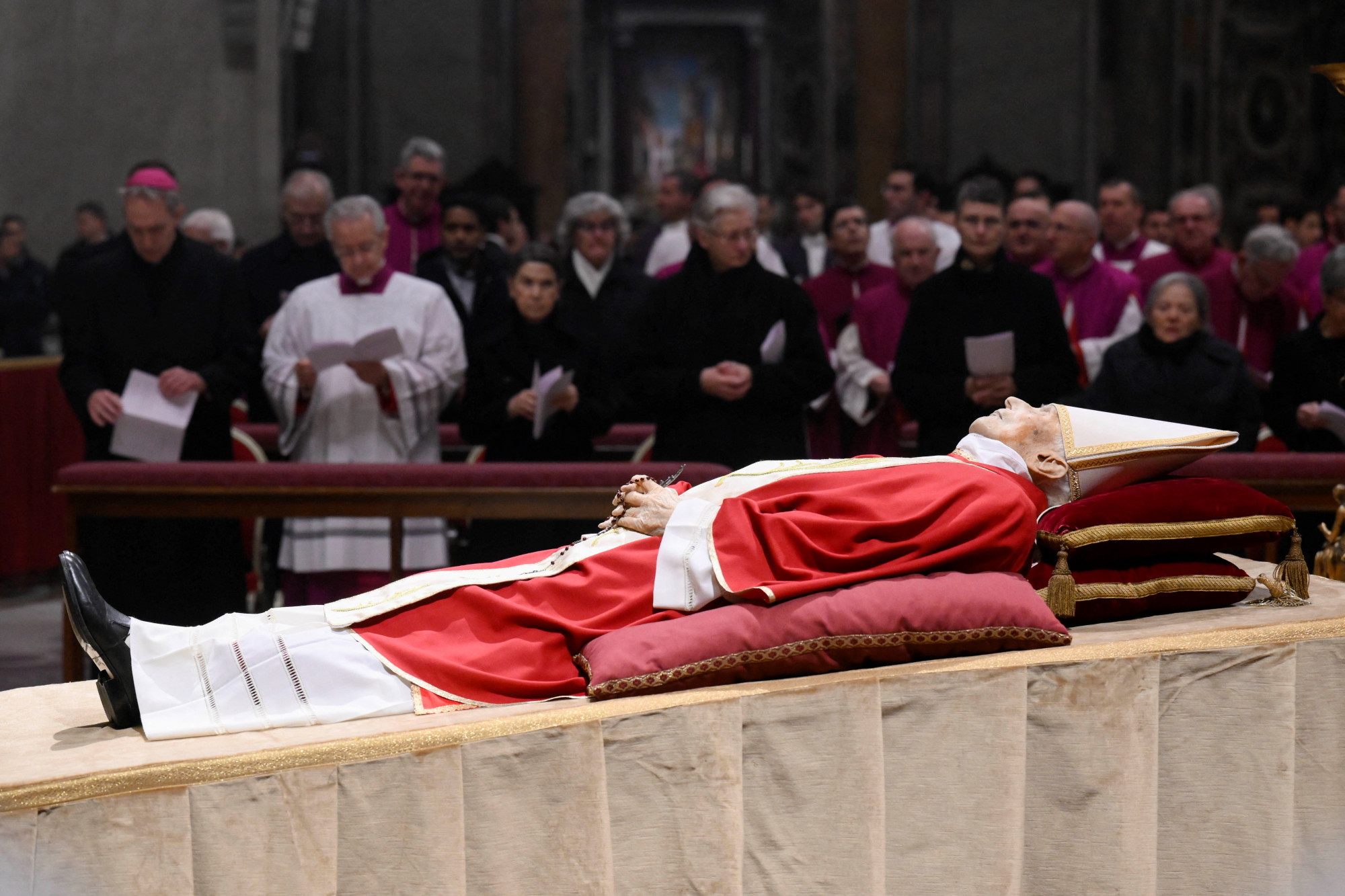 Mától látogatható XVI. Benedek pápa nyílt koporsója a Vatikánban